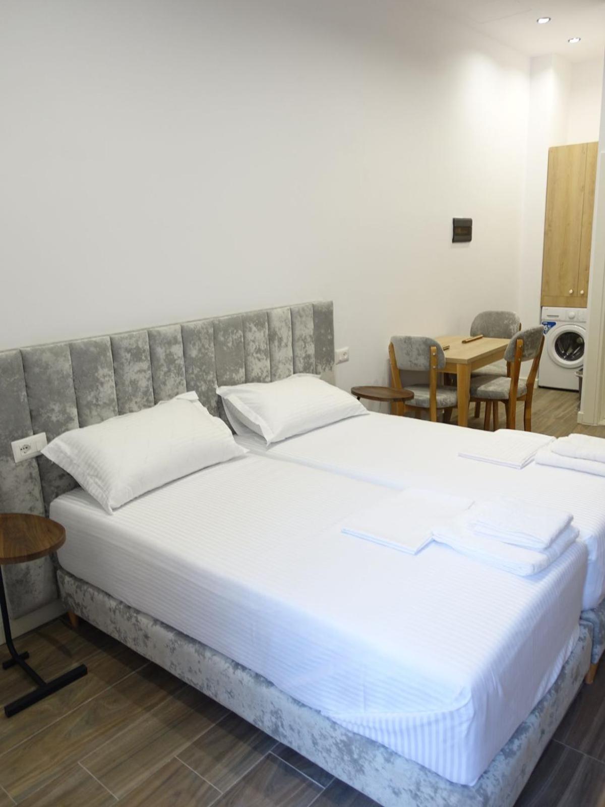 Studio Apartment with Balcony photo 3