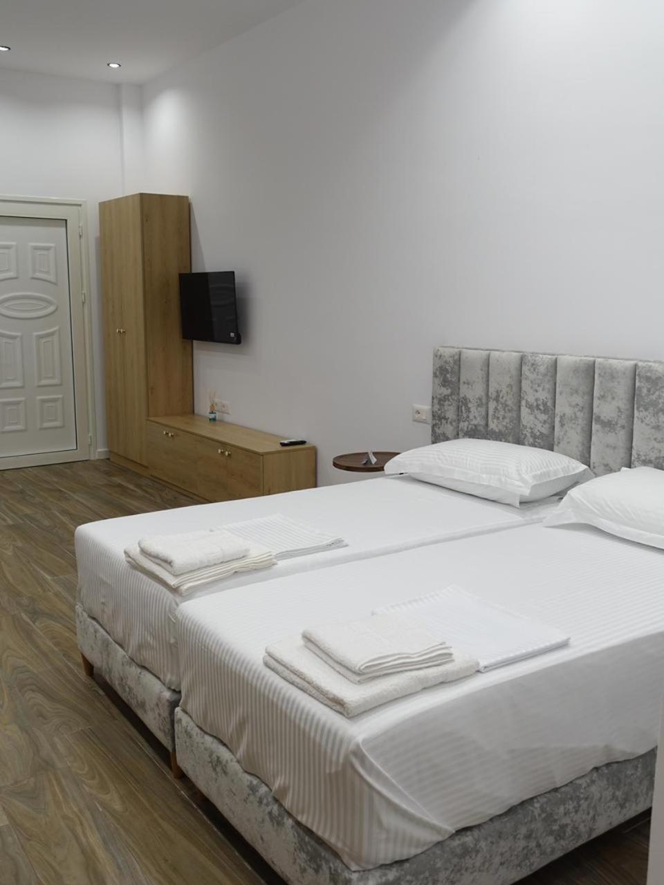 Studio Apartment with Balcony photo 3