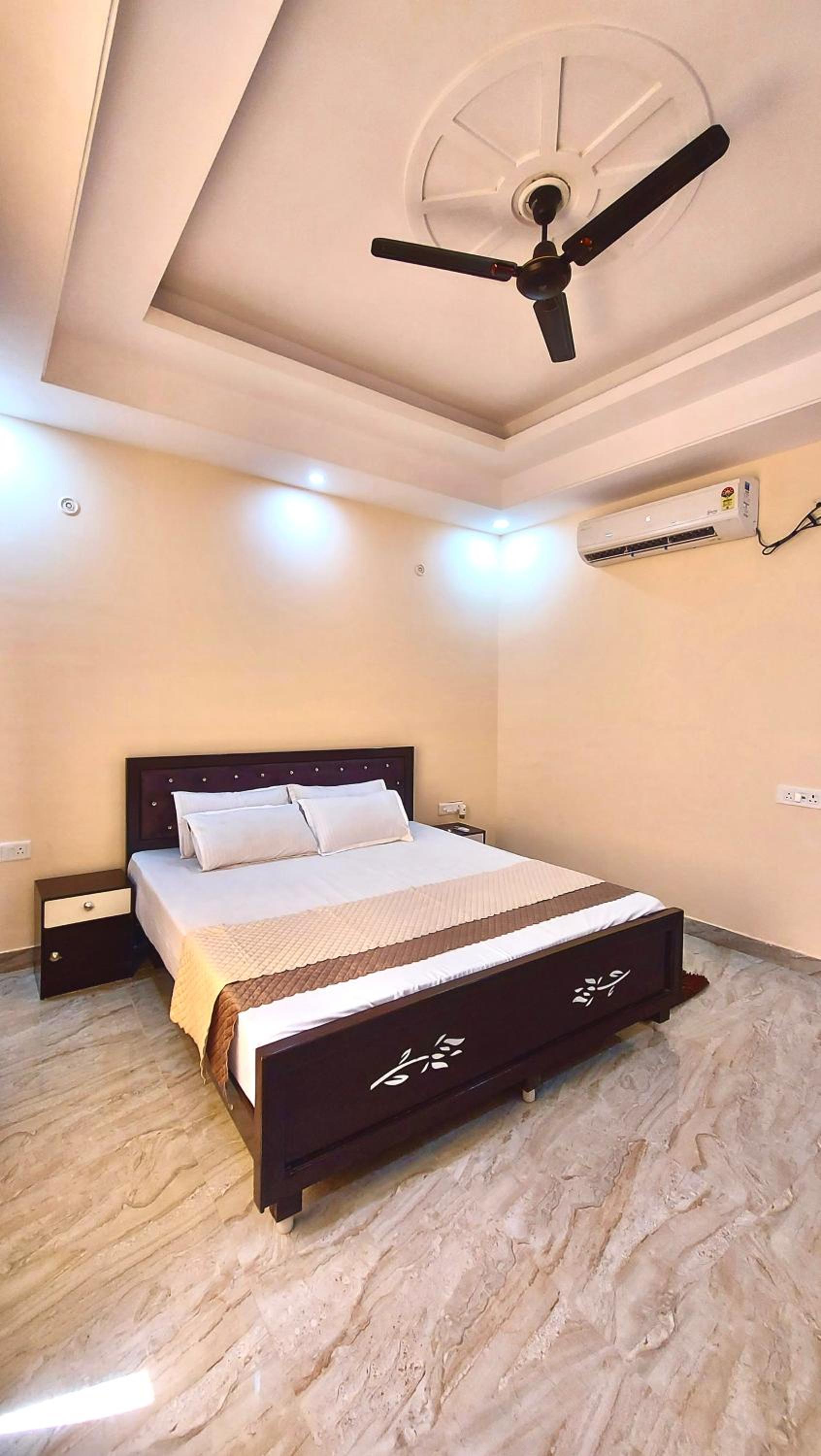 Deluxe Double Room (2 Adults + 1 Child)