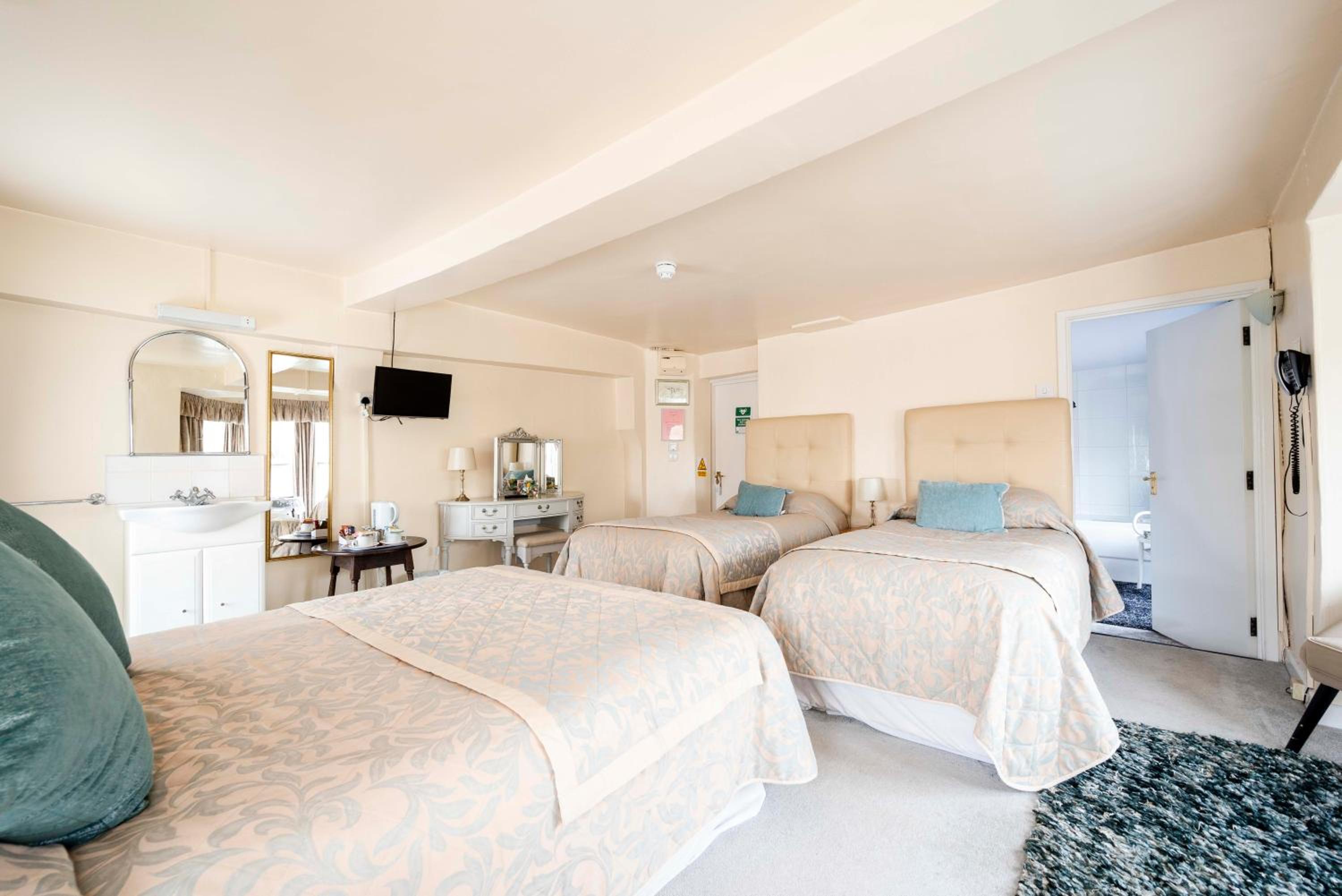 Family Room (2 Adults + 2 Children)