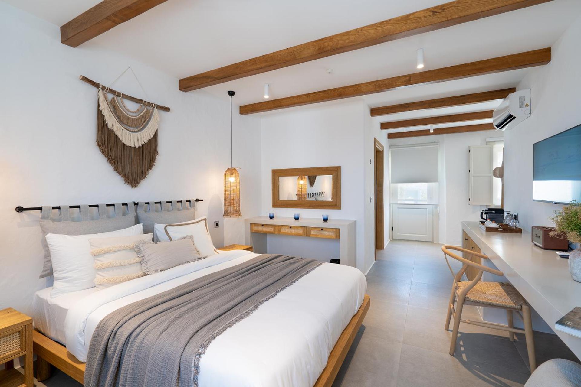 Deluxe Double Room with Side Sea View photo 2