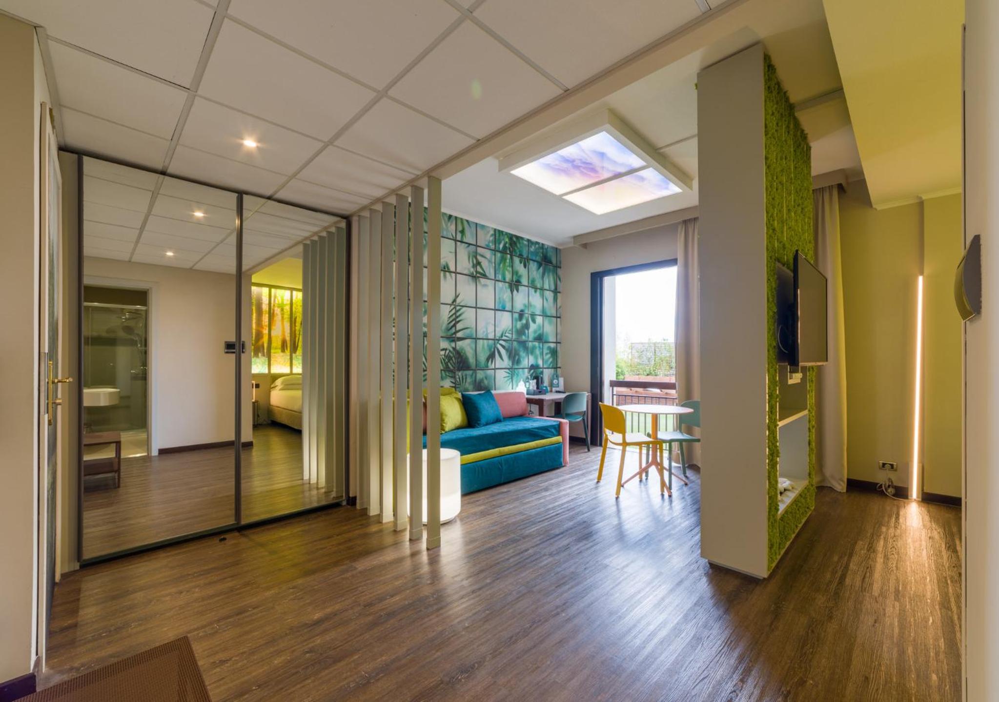 Deluxe King Room with Spa Access - Photo 6