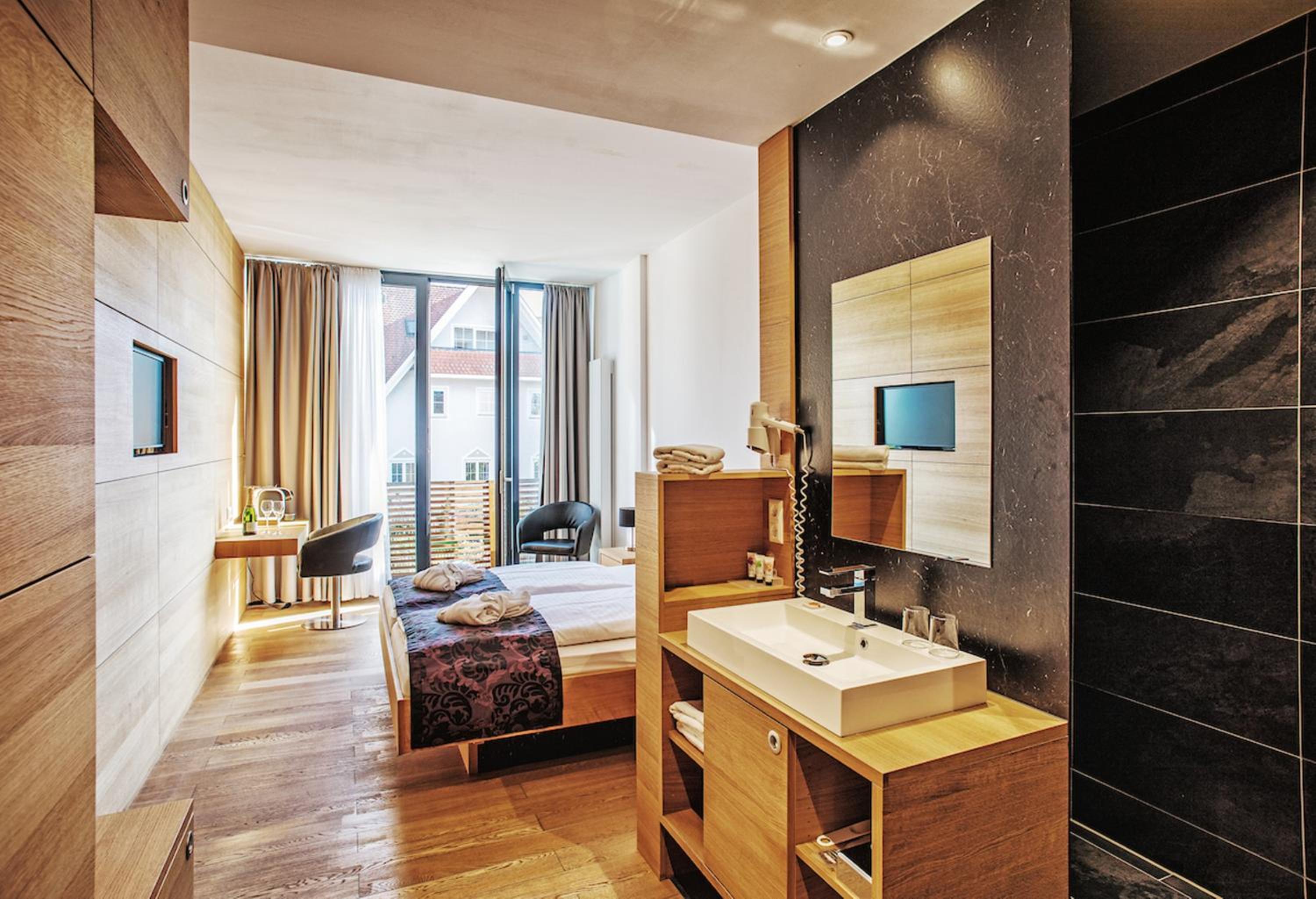 Double Room With Partial Lake View