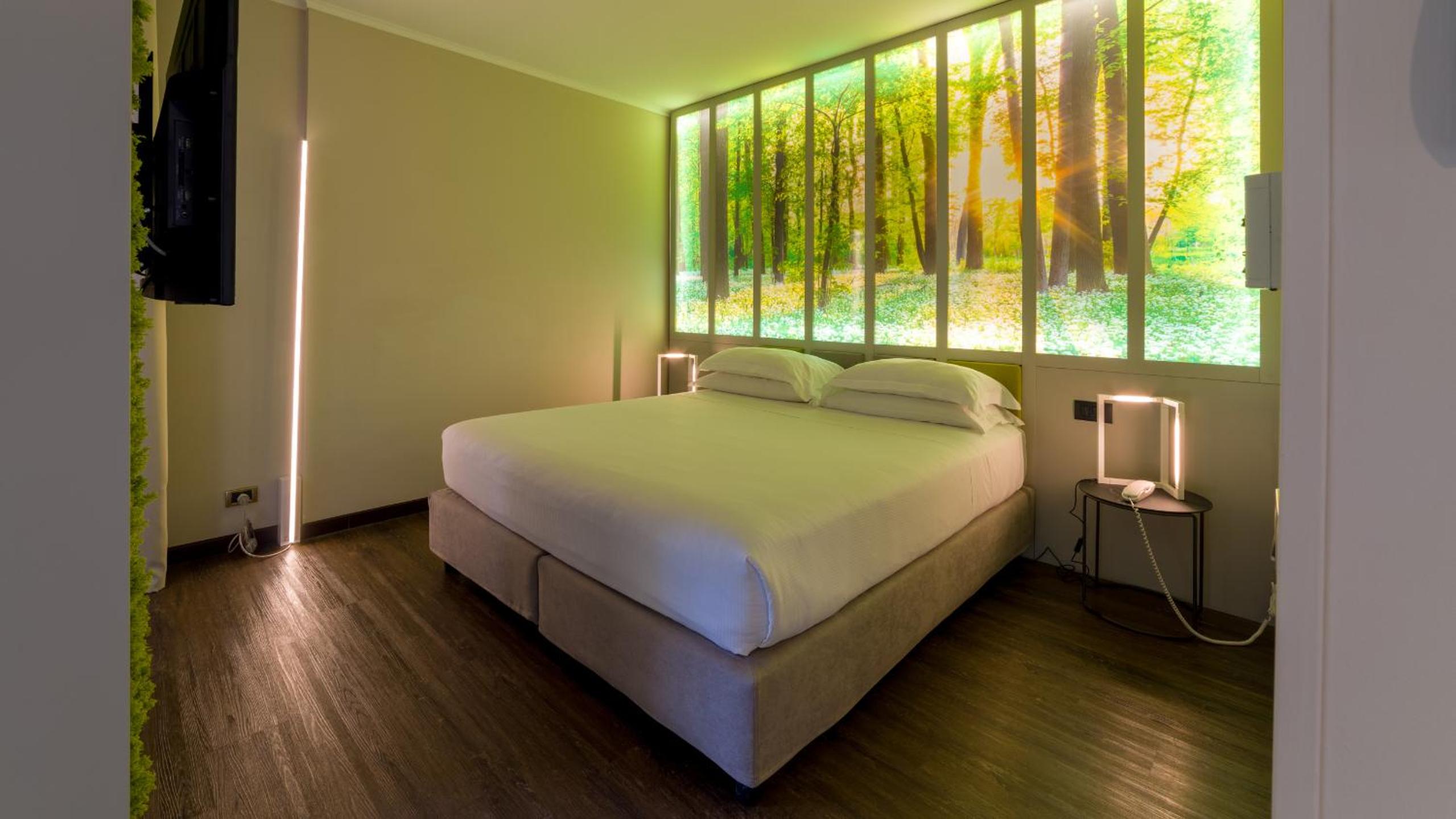Deluxe King Room with Spa Access - Photo 7