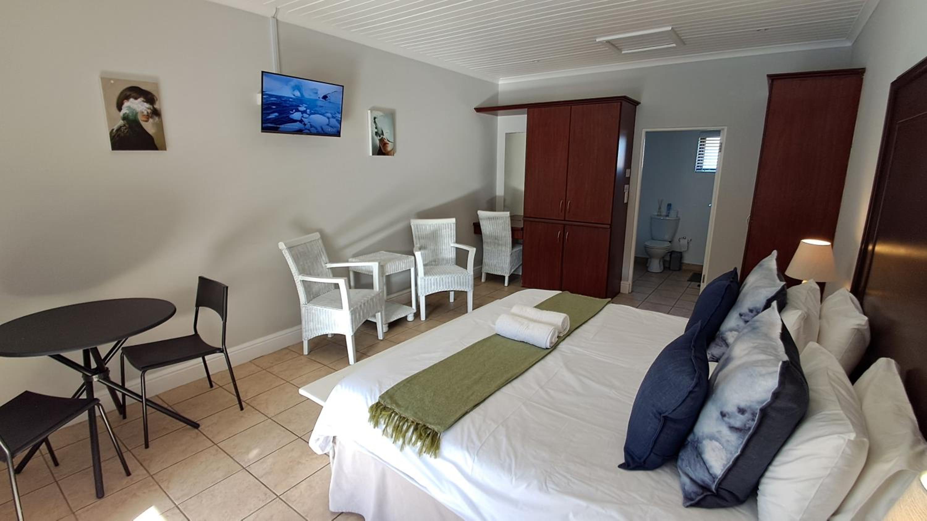 One-Bedroom Apartment - Photo 18