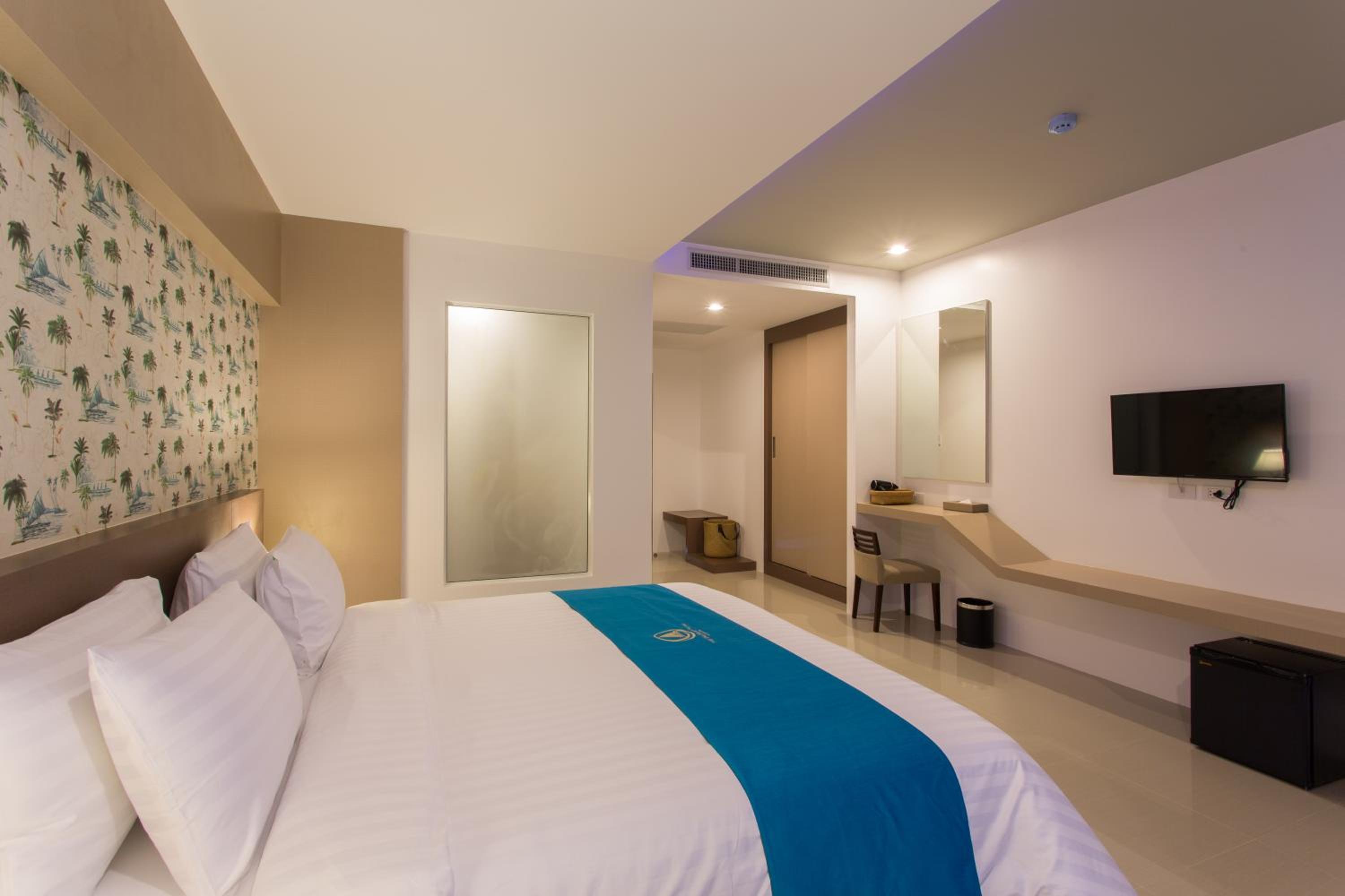 Deluxe Double Room with Pool Access - Photo 8