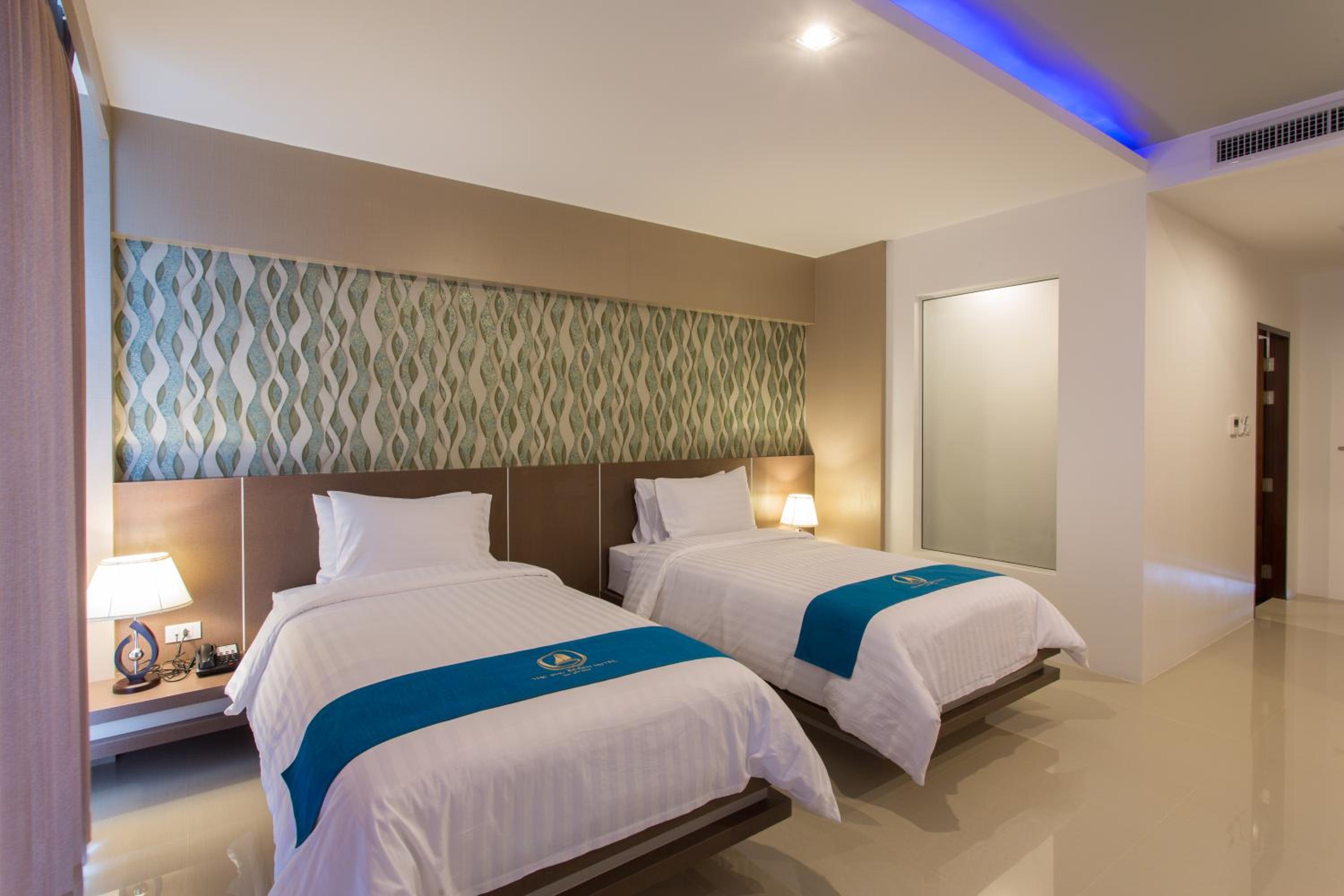 Superior Twin or Double Room with Pool View - Photo 1