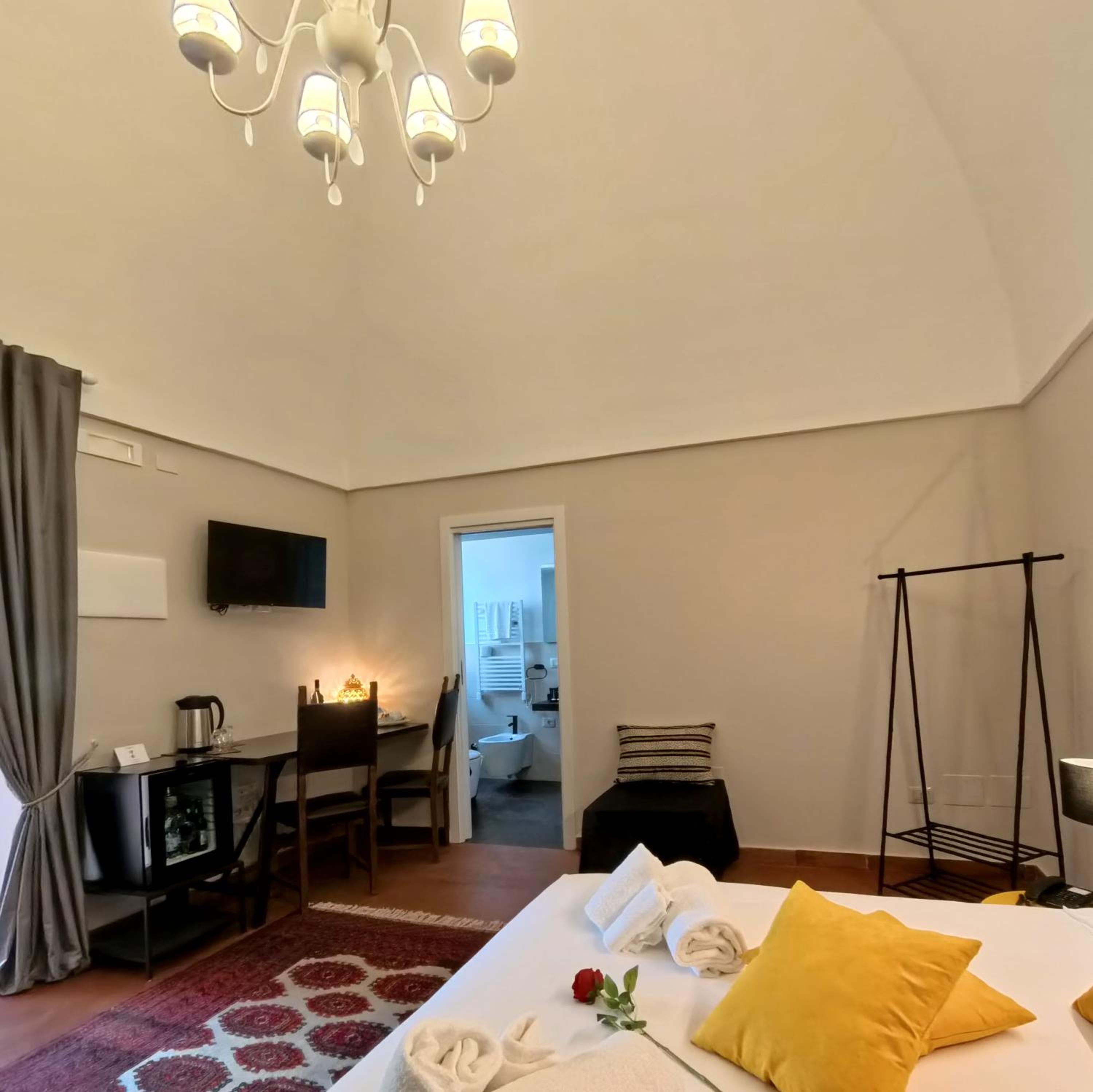 Suite - Photo 13
