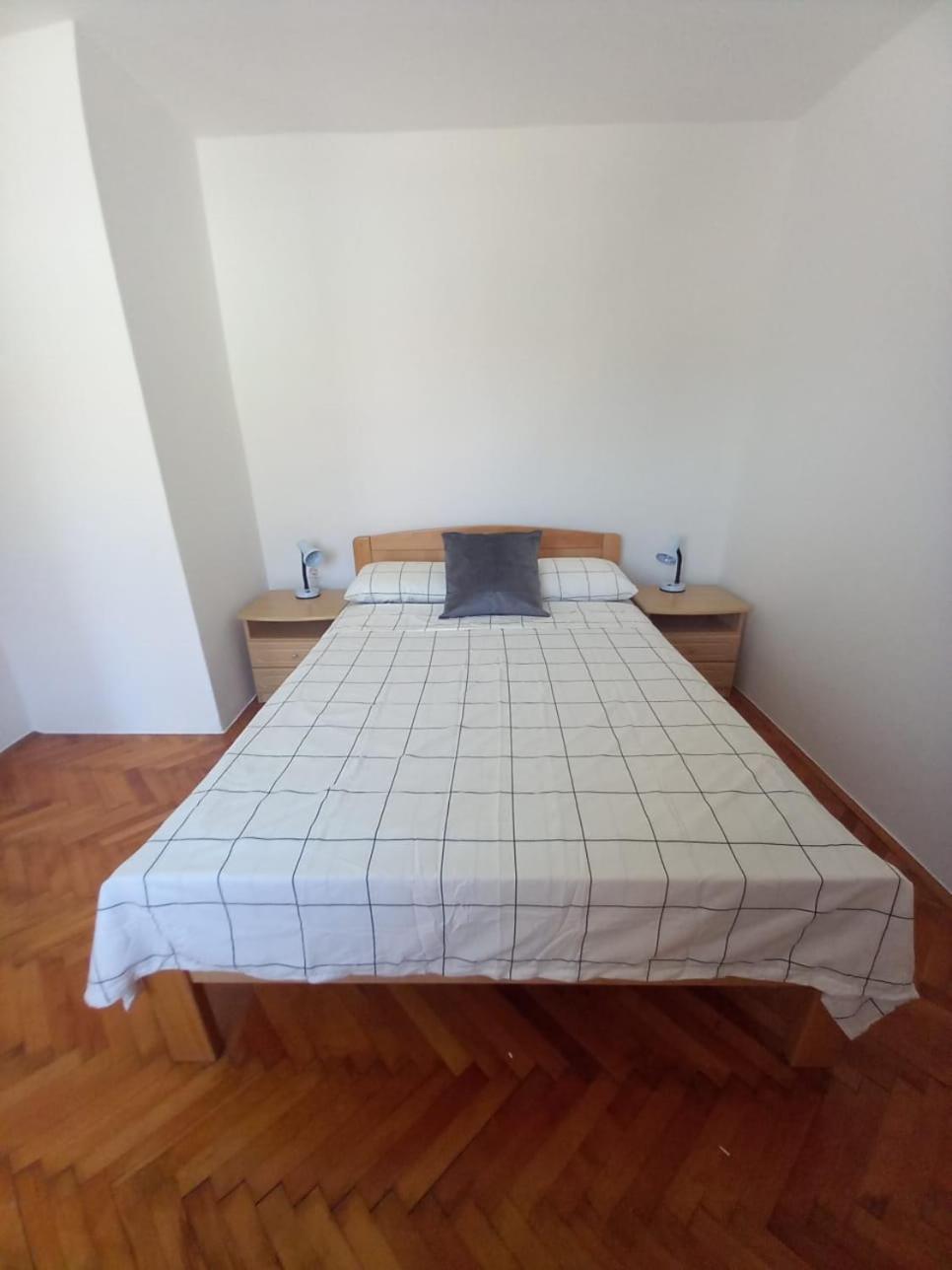Basic Triple Room with Shared Bathroom photo 2