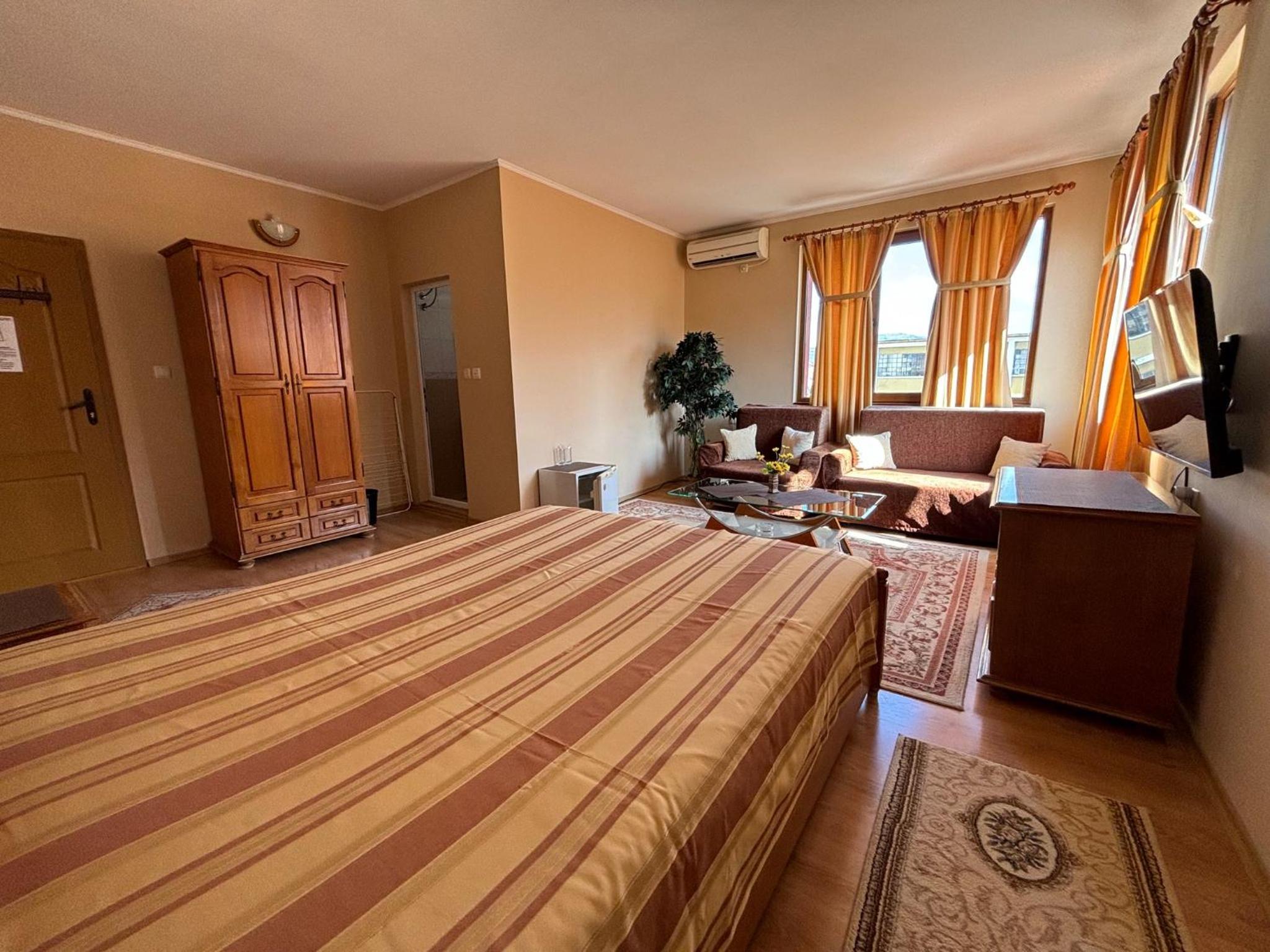 Large Double Room photo 1