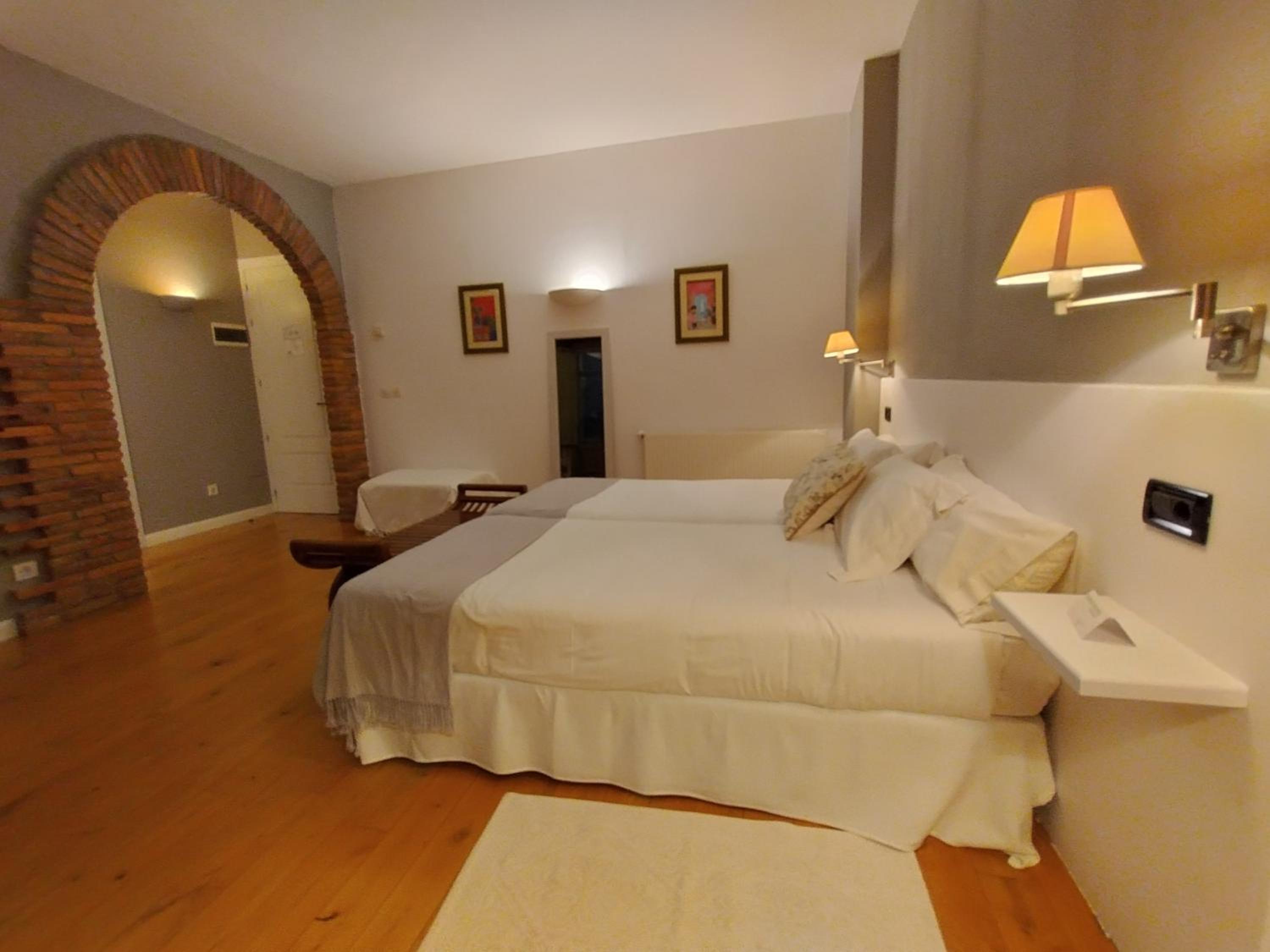 Twin Room with Balcony - Photo 1