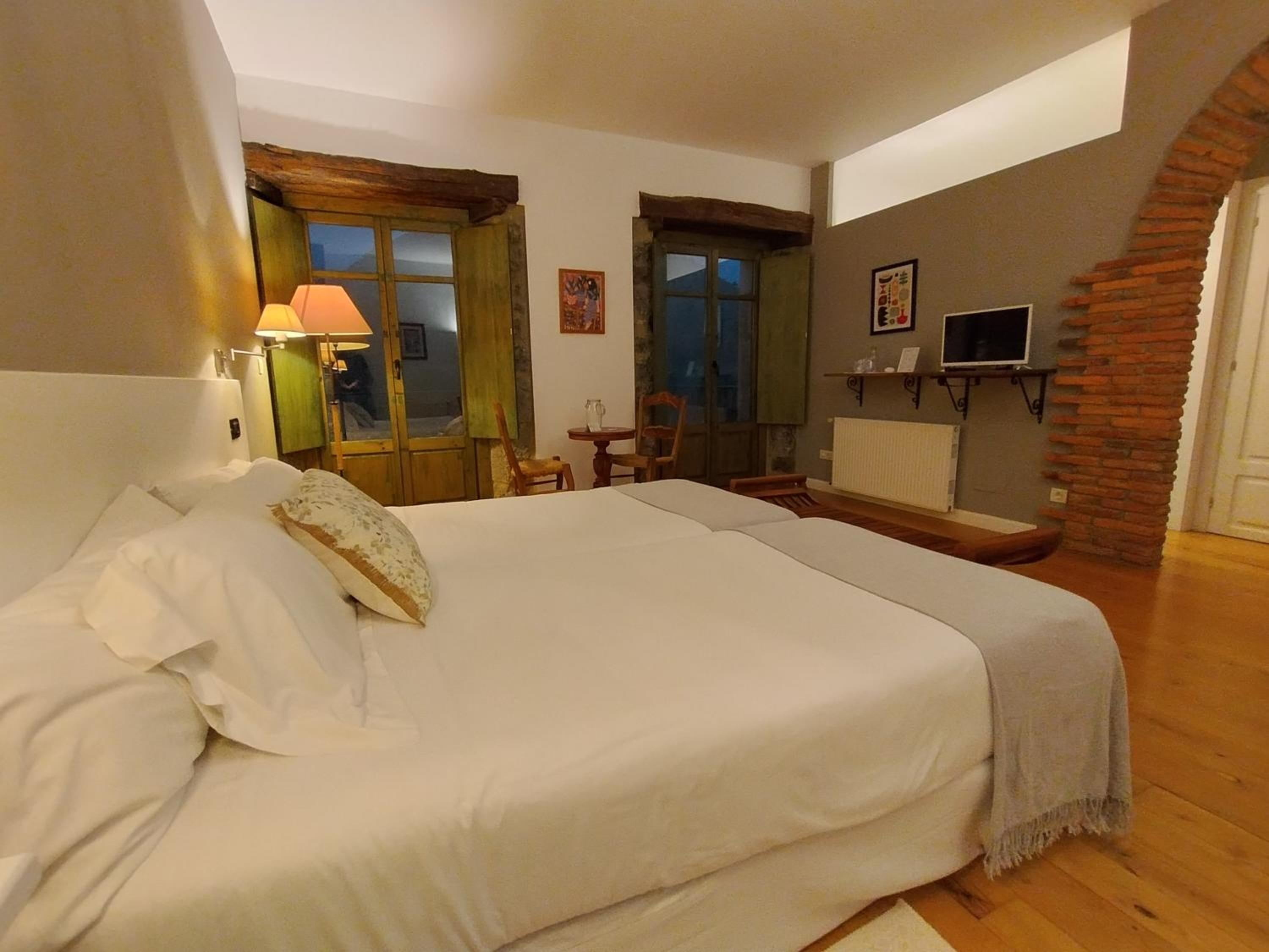 Twin Room with Balcony - Photo 4