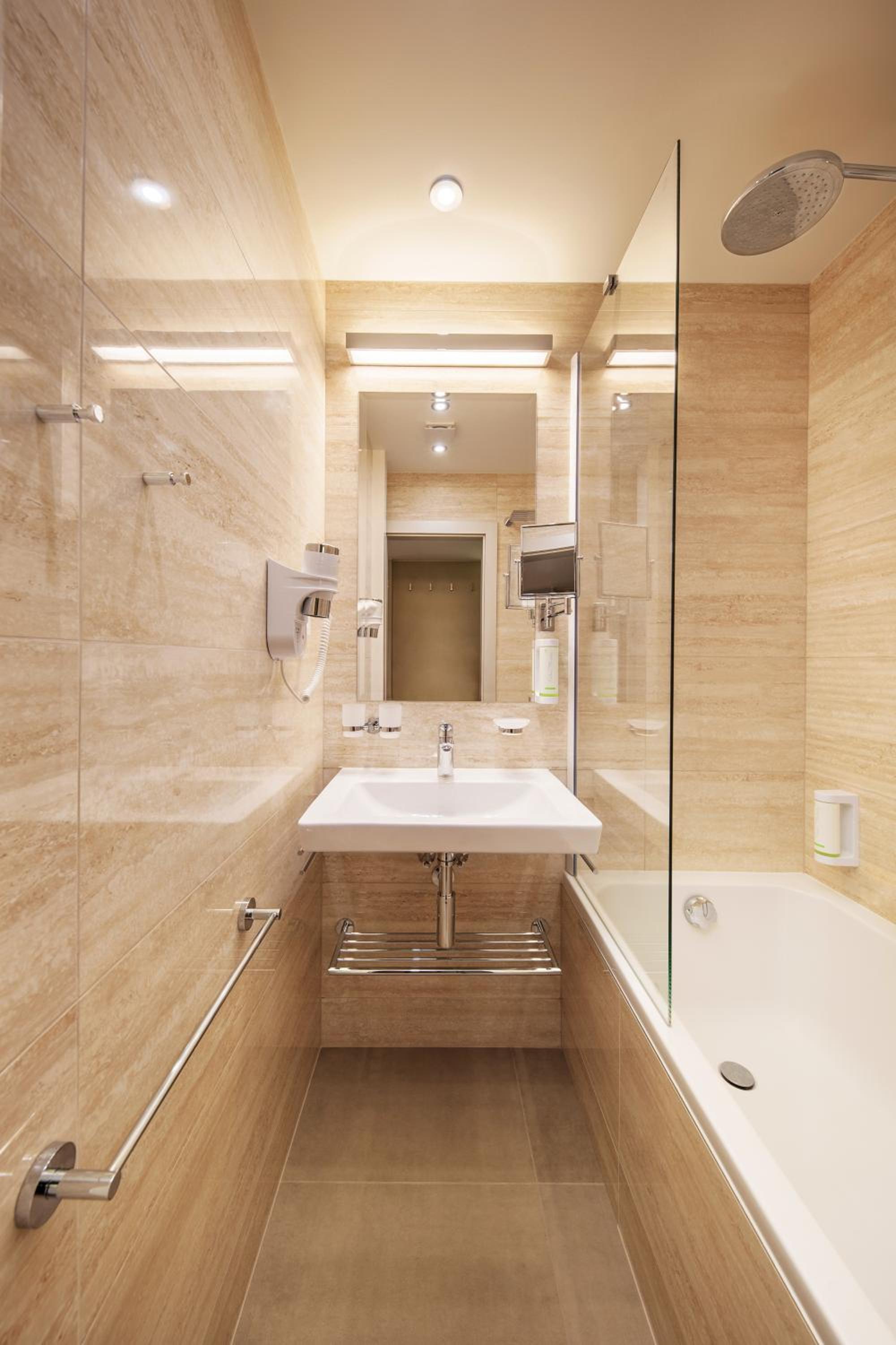 Deluxe Triple Room thumbnail 5