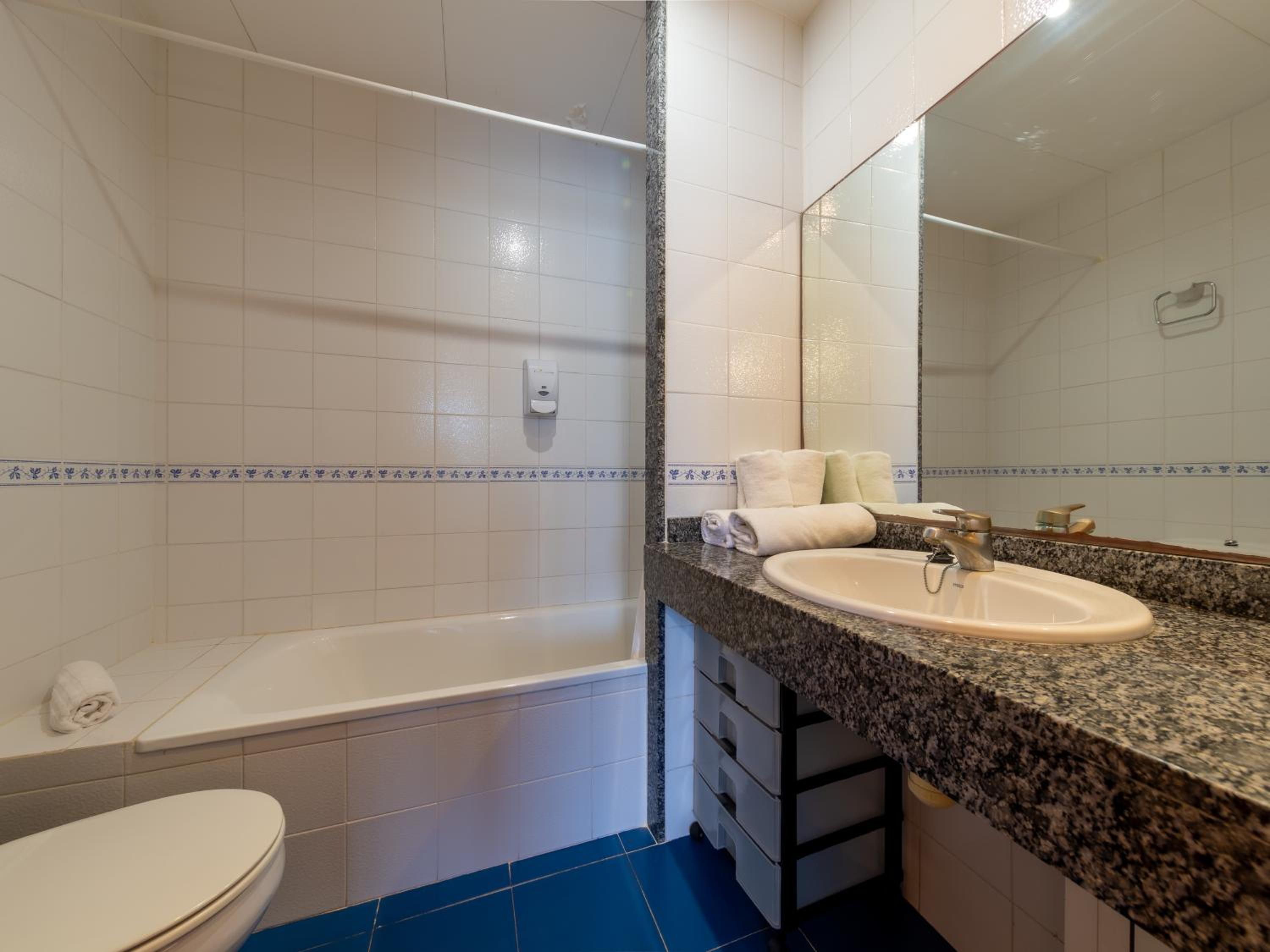 Two-Bedroom Apartment (4-6 Adults) - Photo 2