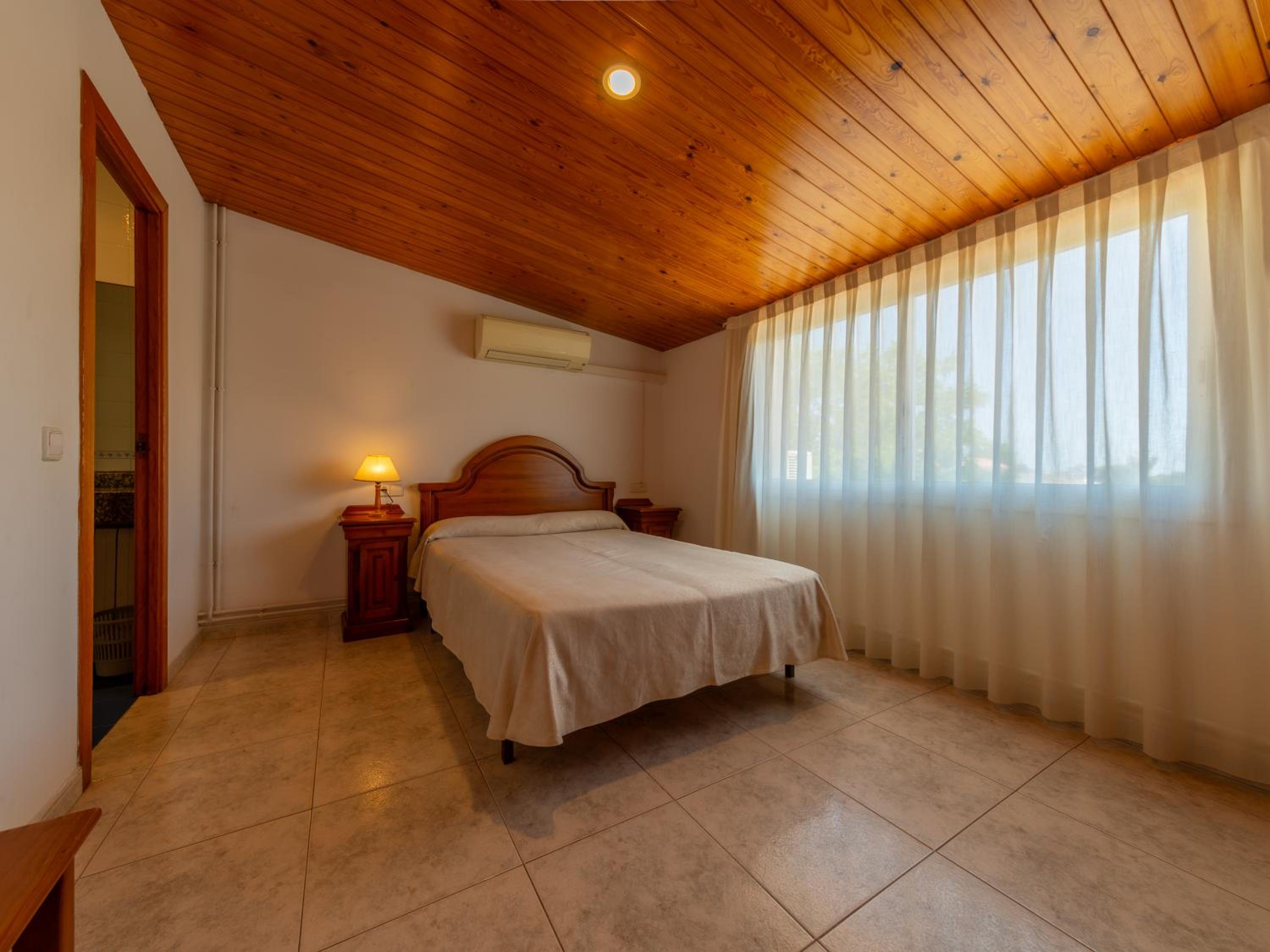 Two-Bedroom Apartment (4-6 Adults) - Photo 8