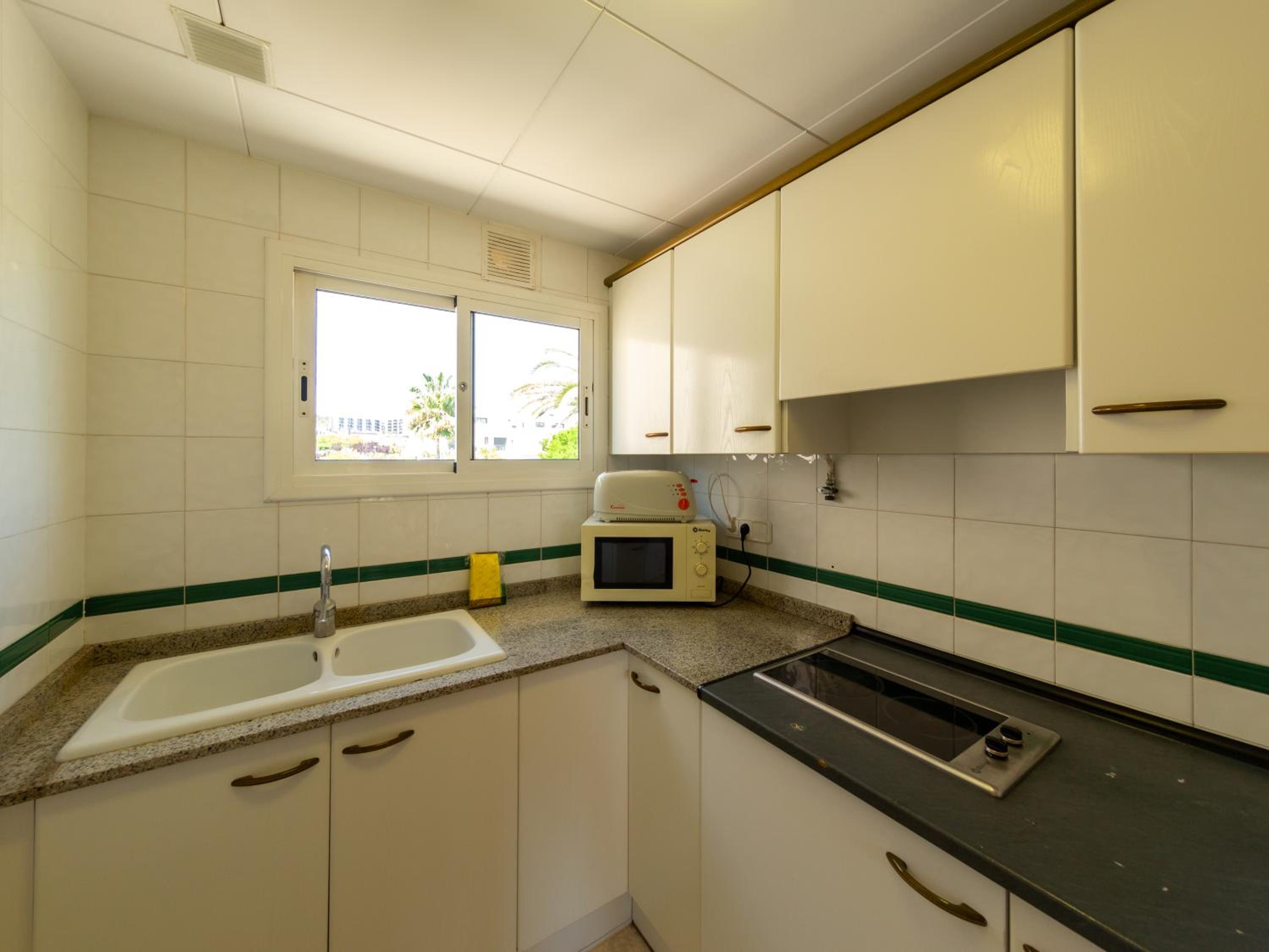 Two-Bedroom Apartment (4-6 Adults) - Photo 9
