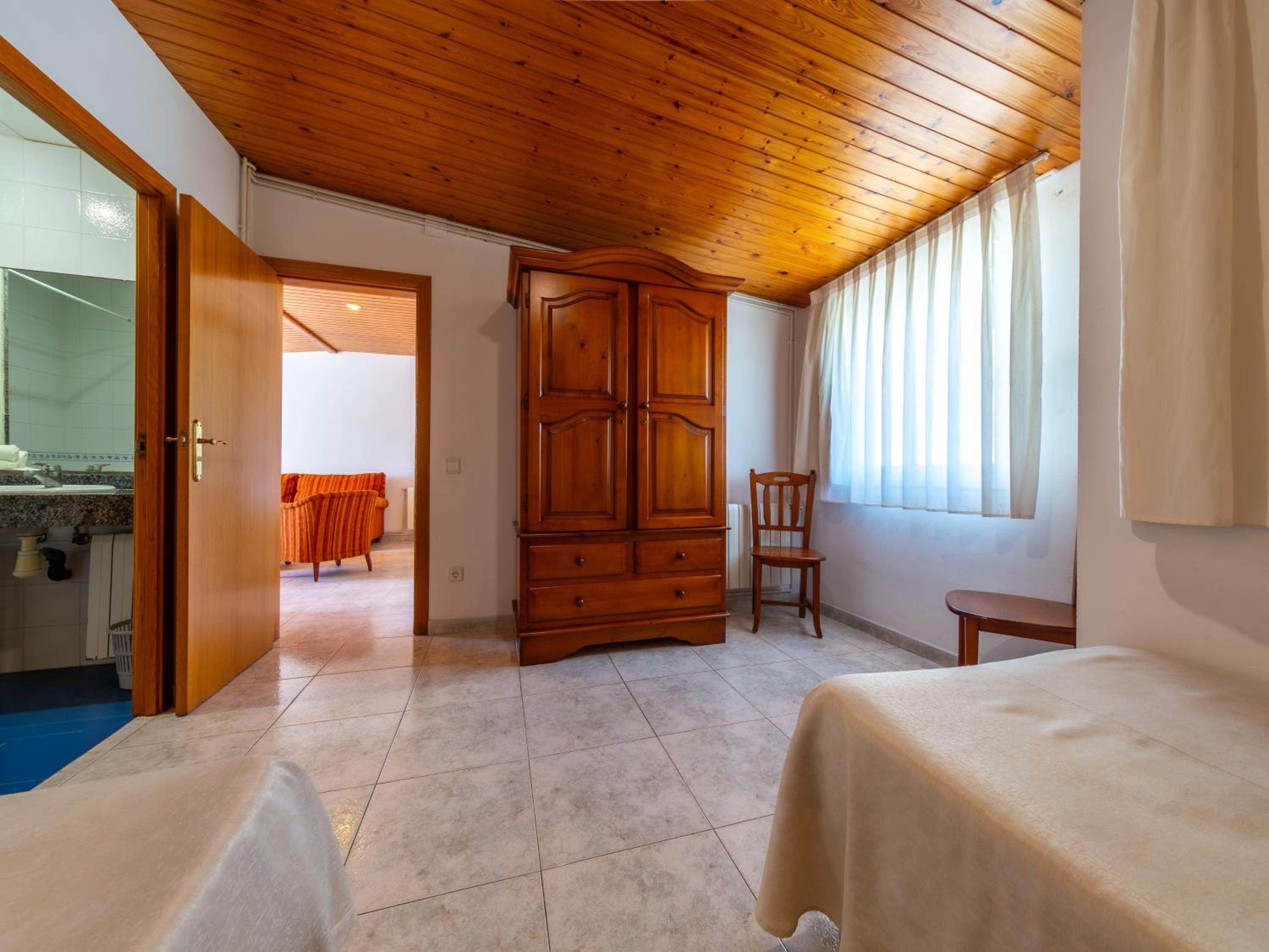 Two-Bedroom Apartment (4-6 Adults) - Photo 10