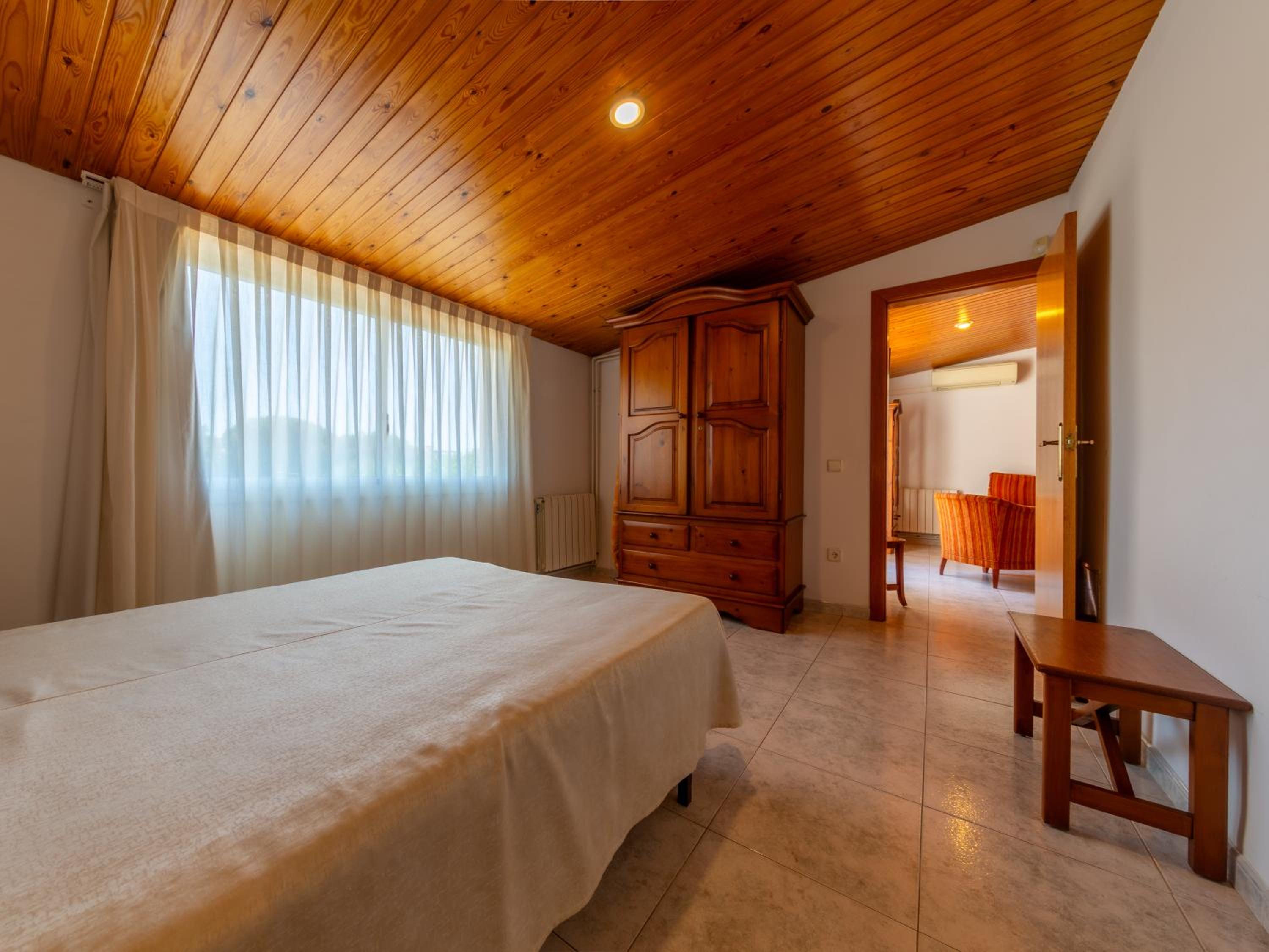 Two-Bedroom Apartment (4-6 Adults) - Photo 11