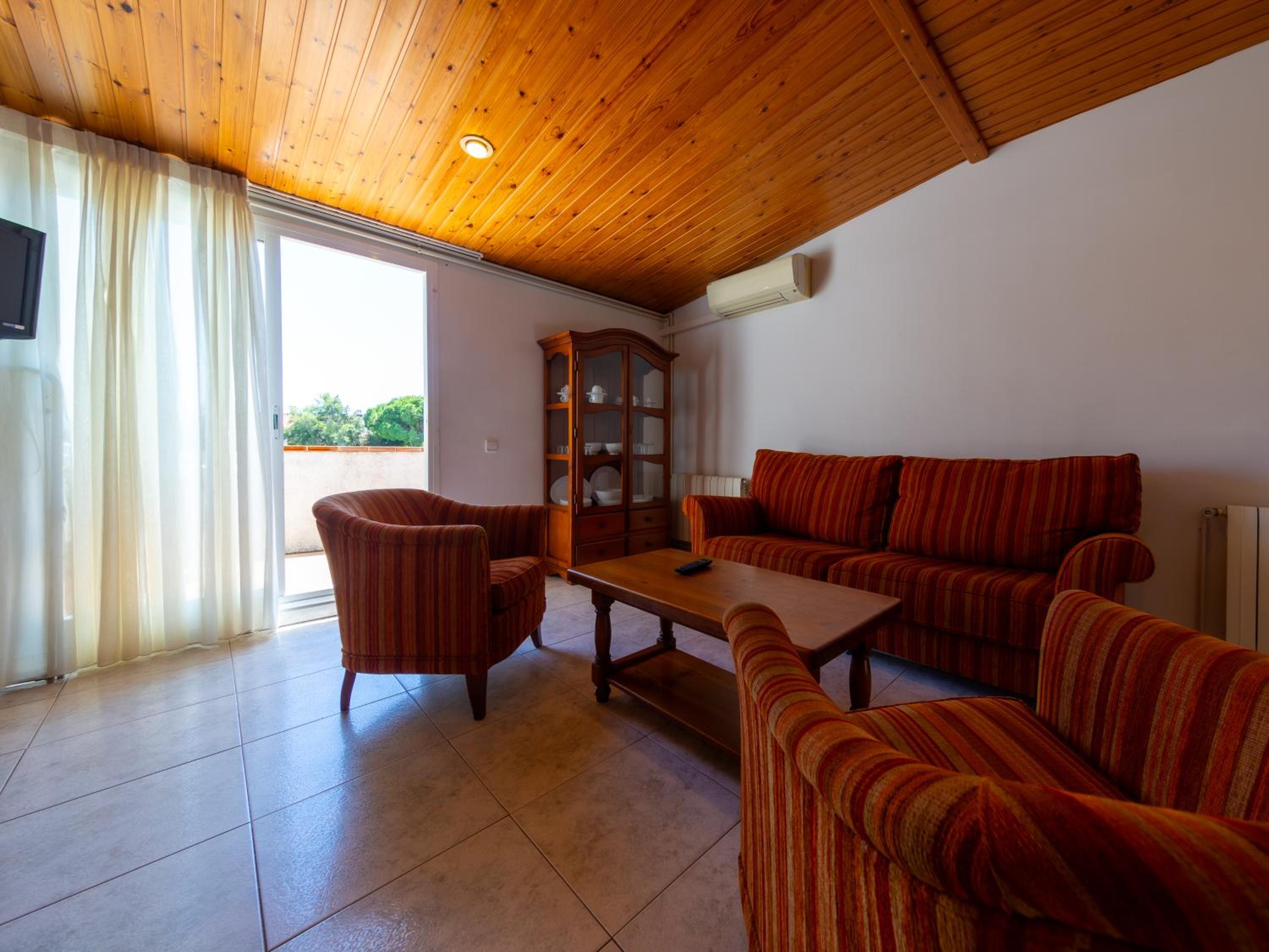 Two-Bedroom Apartment (4-6 Adults) - Photo 12