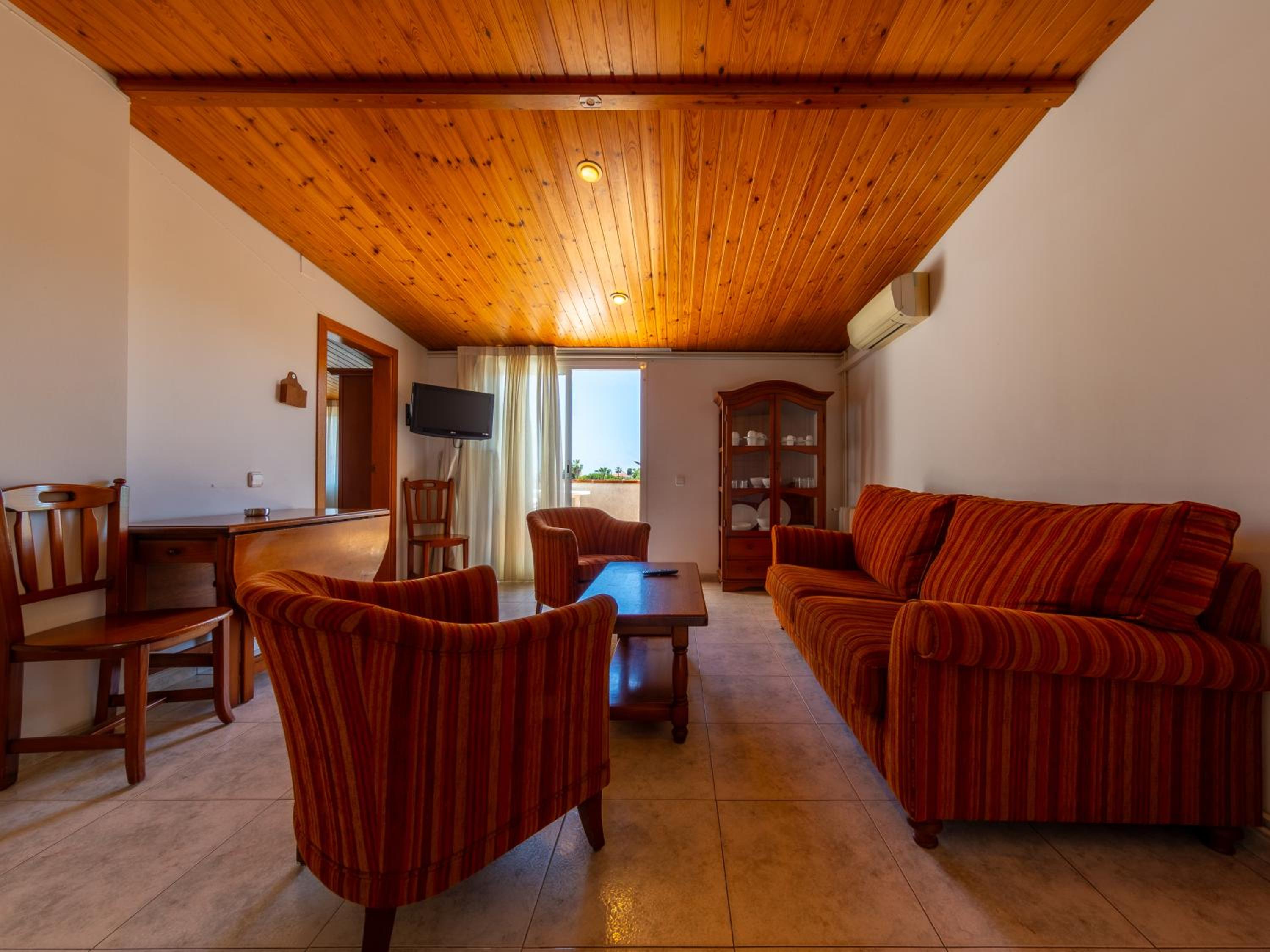 Two-Bedroom Apartment (4-6 Adults) - Photo 13