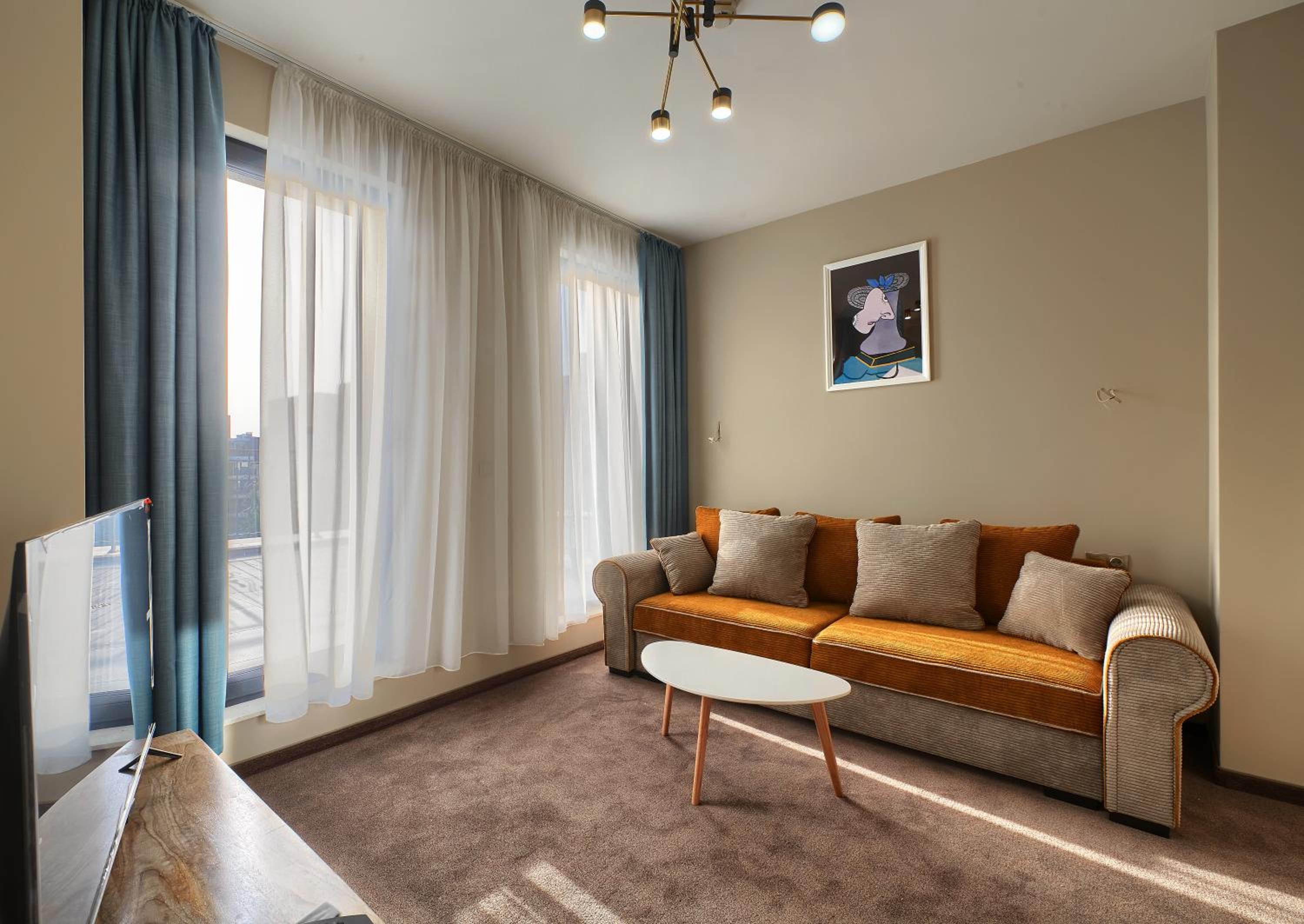 Deluxe Queen Suite