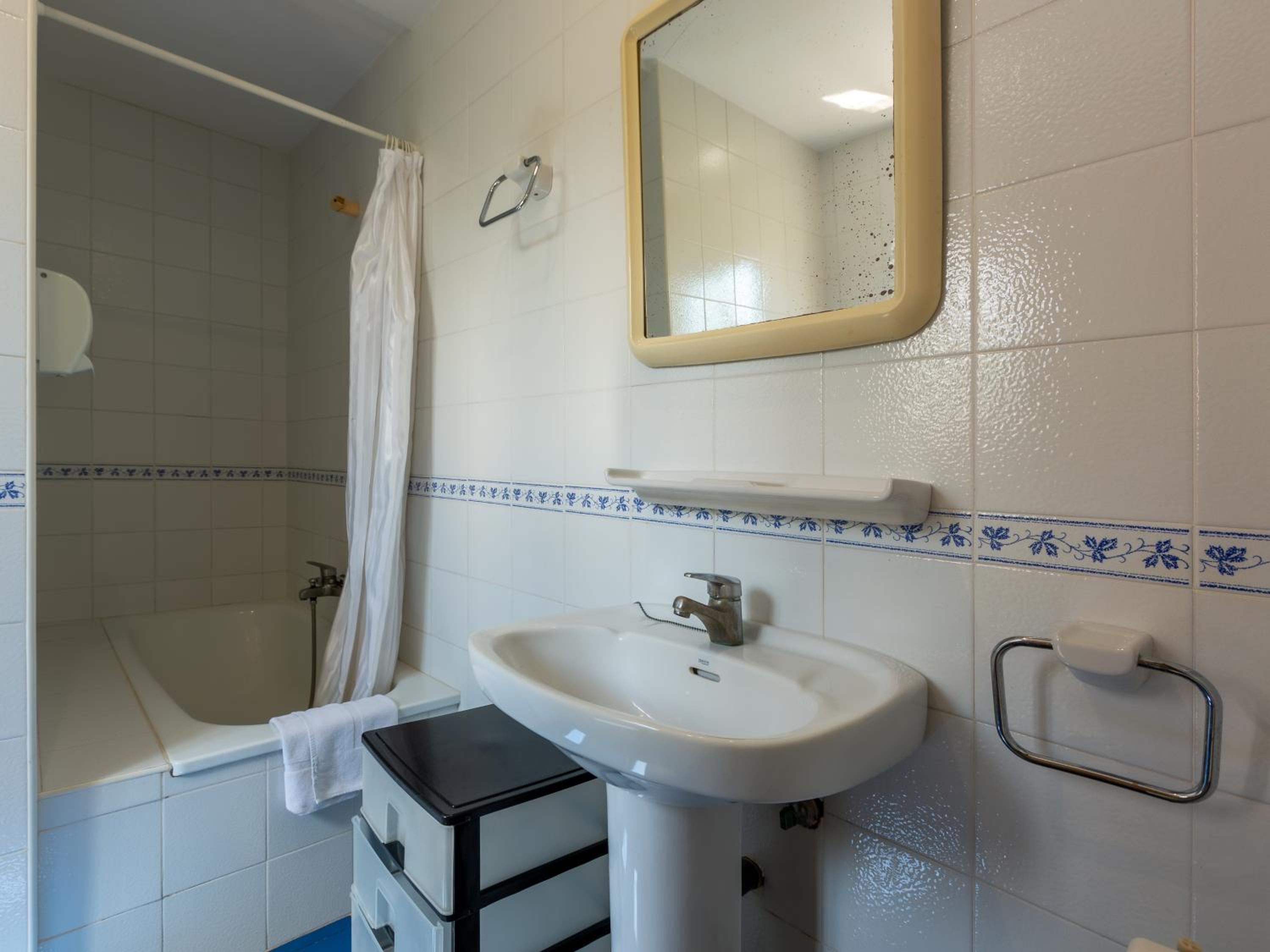 Two-Bedroom Apartment (4-5 Adults) - Photo 7