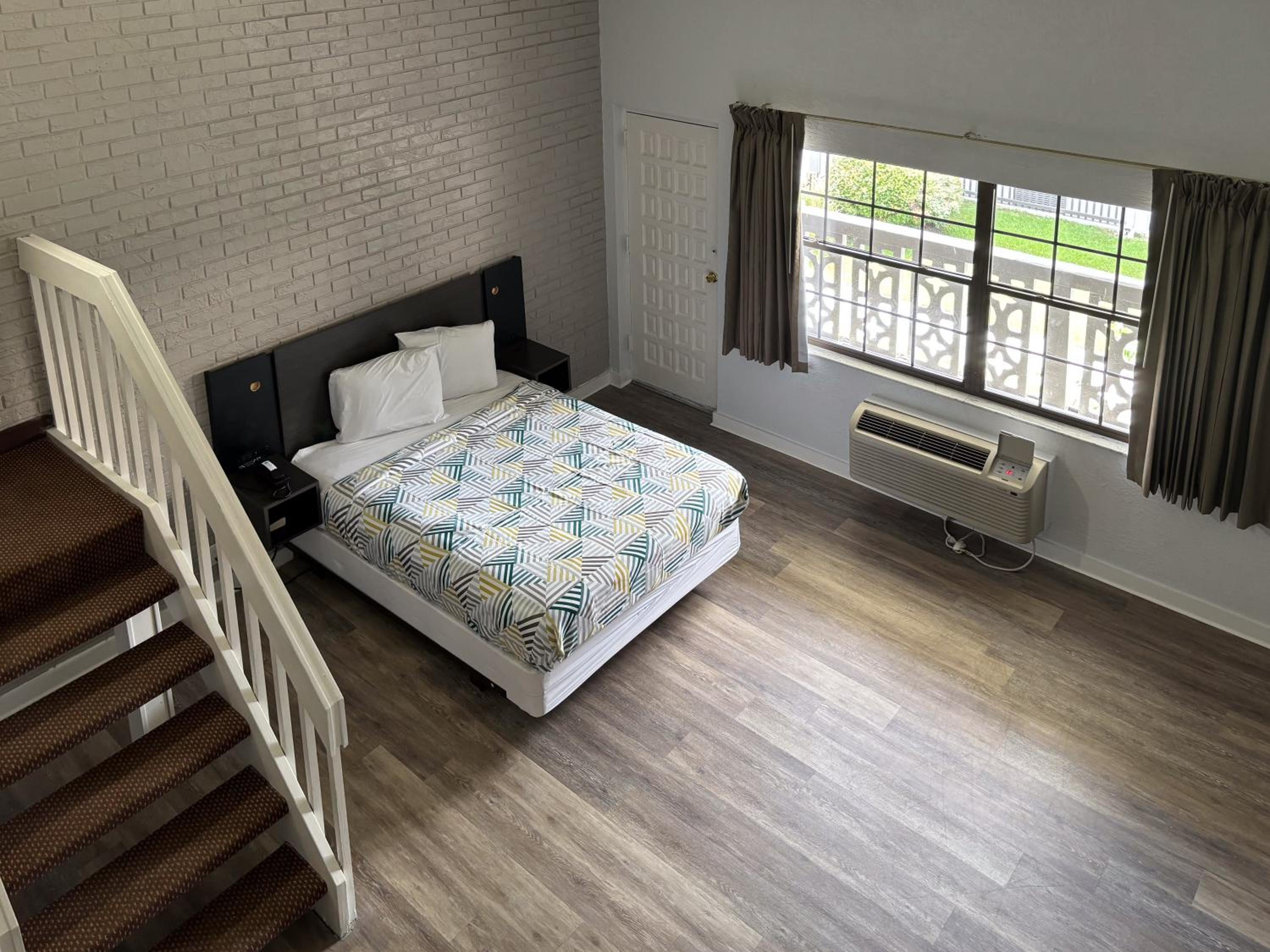 Superior King Suite - Non-Smoking - Photo 4