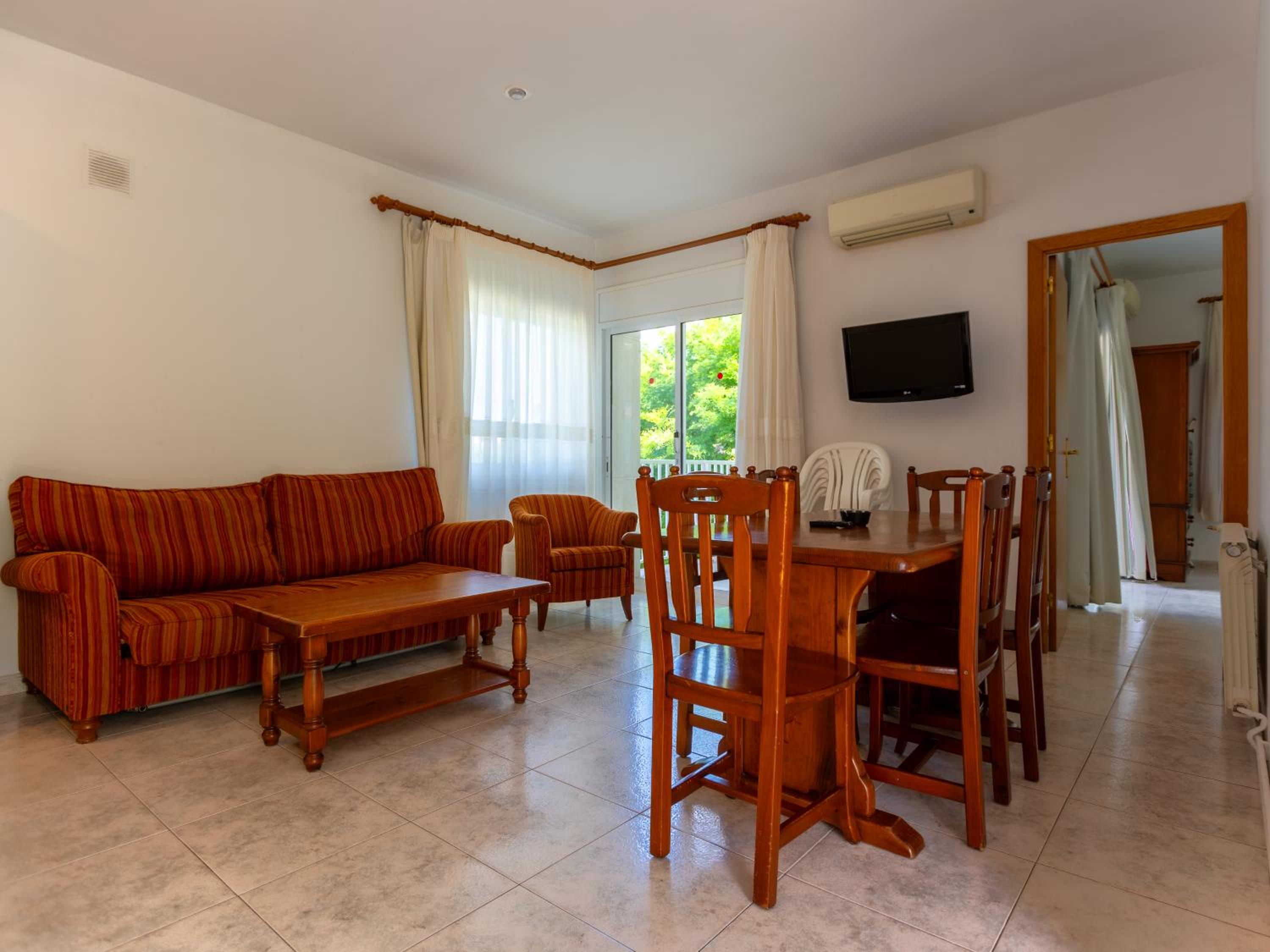 Two-Bedroom Apartment (4-5 Adults) - Photo 9