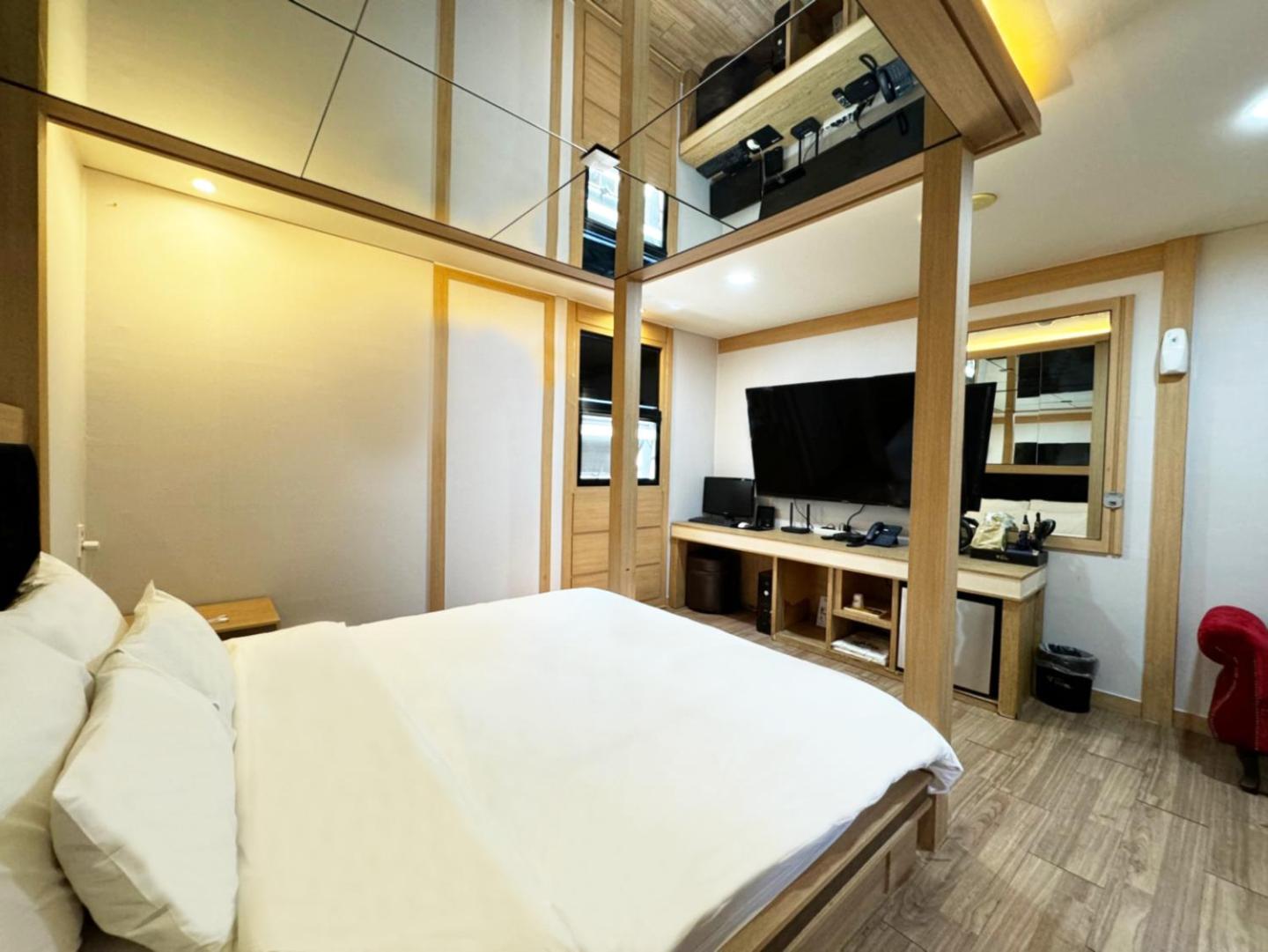 Standard Double Room - Photo 9
