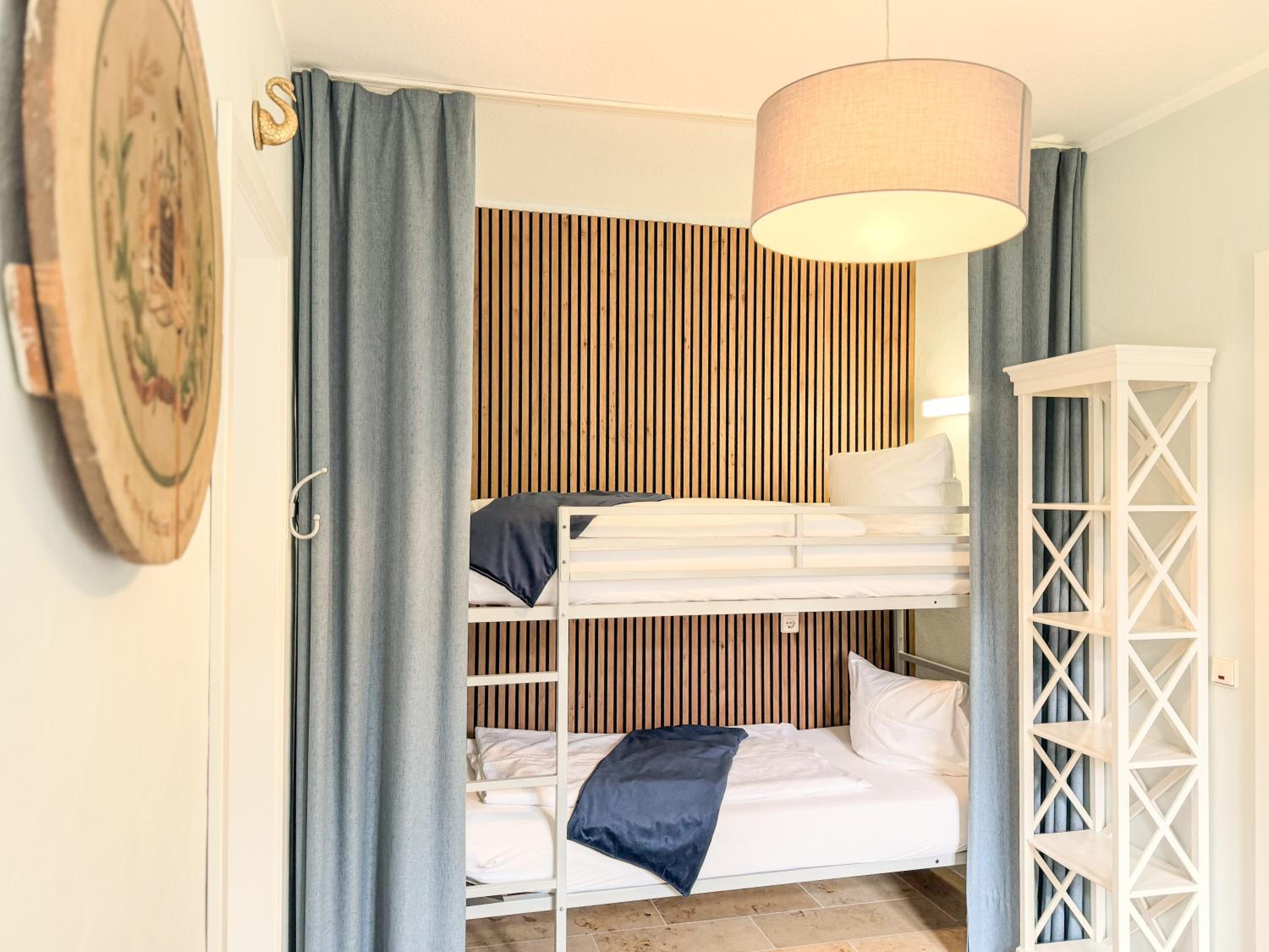 Five bed Room with two Bedrooms - Photo 9