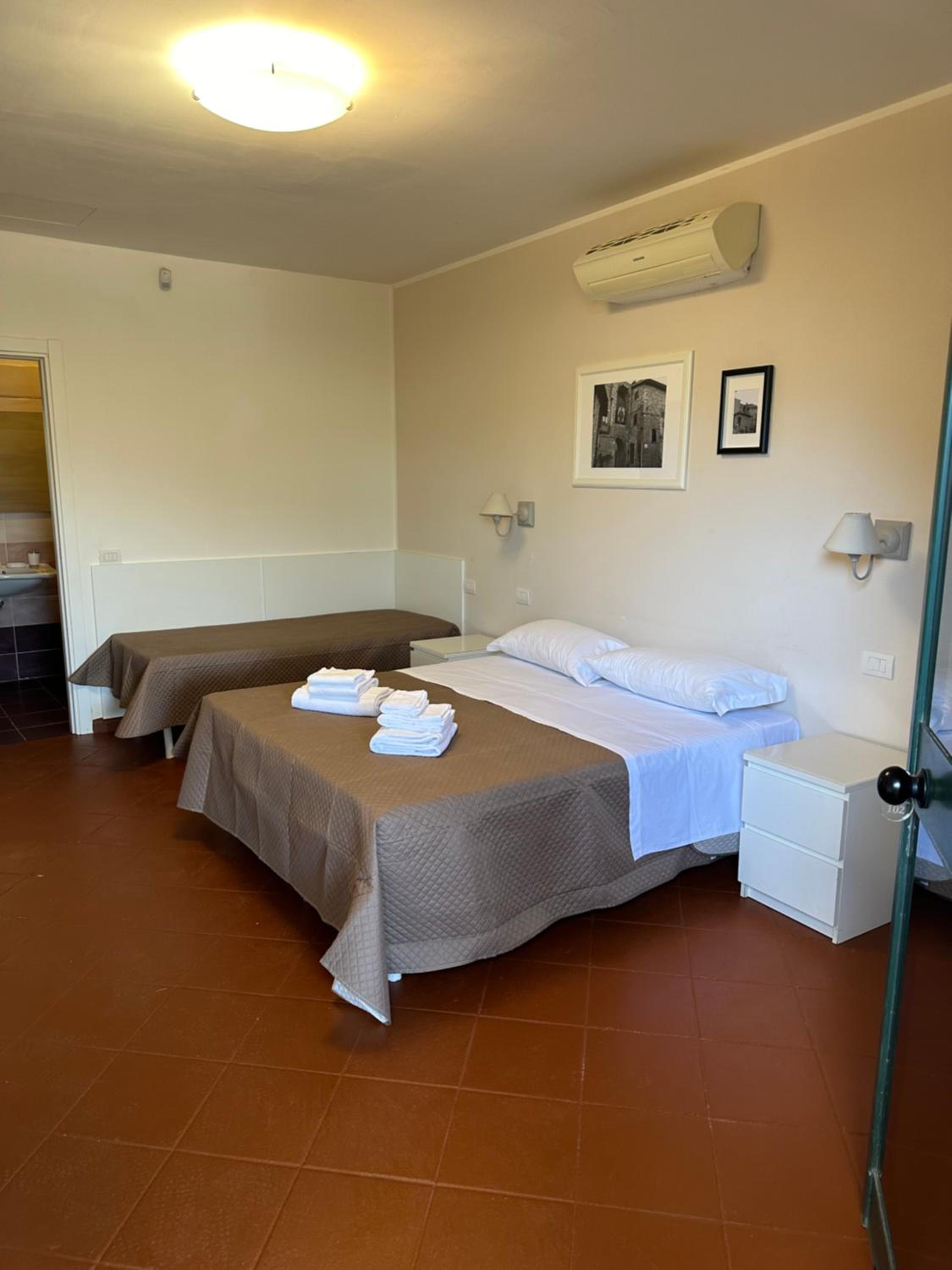 Quadruple Room with Garden View - Photo 4