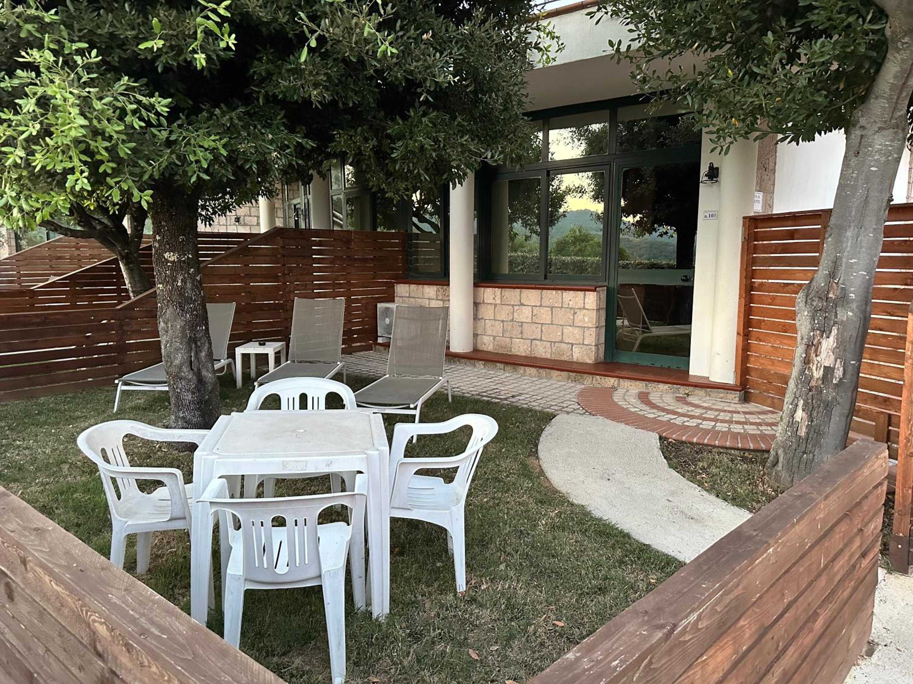 Quadruple Room with Garden View - Photo 10