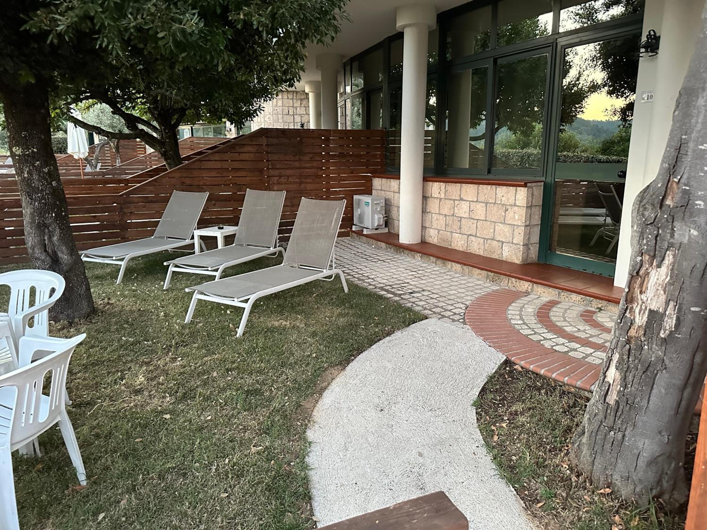 Quadruple Room with Garden View - Photo 8