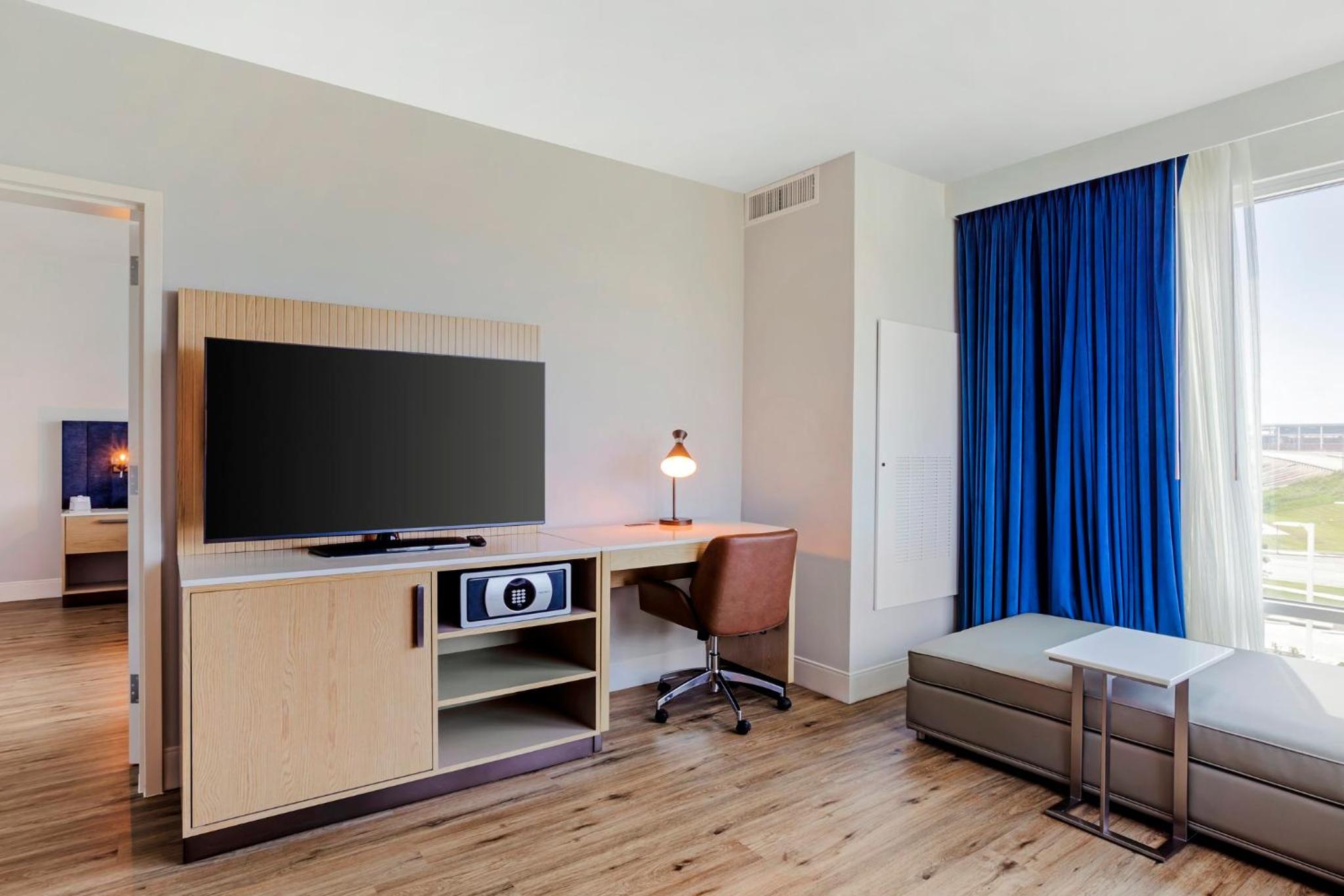 One-Bedroom King Suite with View - Mobility Access - Photo 3