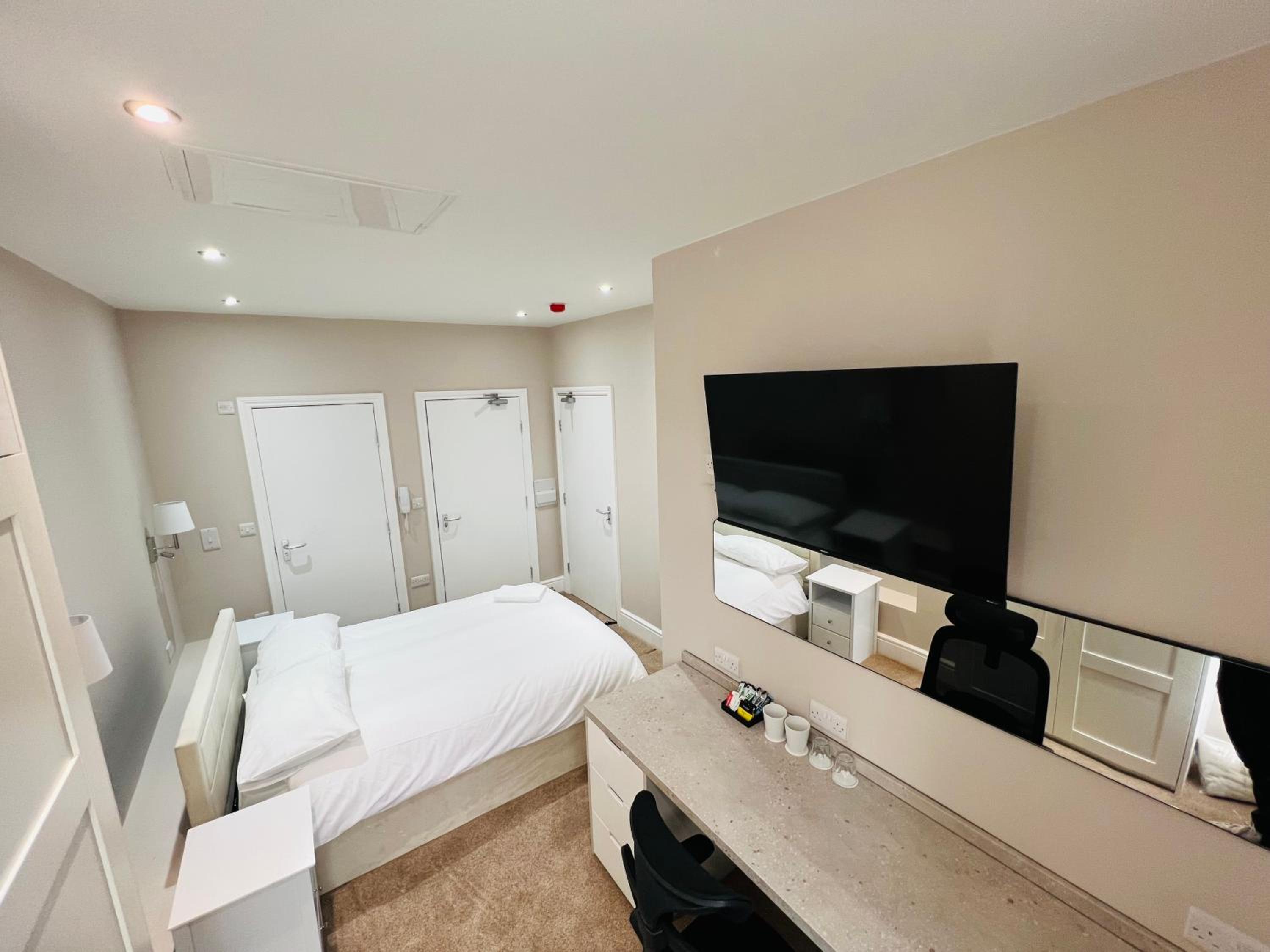 One-Bedroom Apartment photo 1