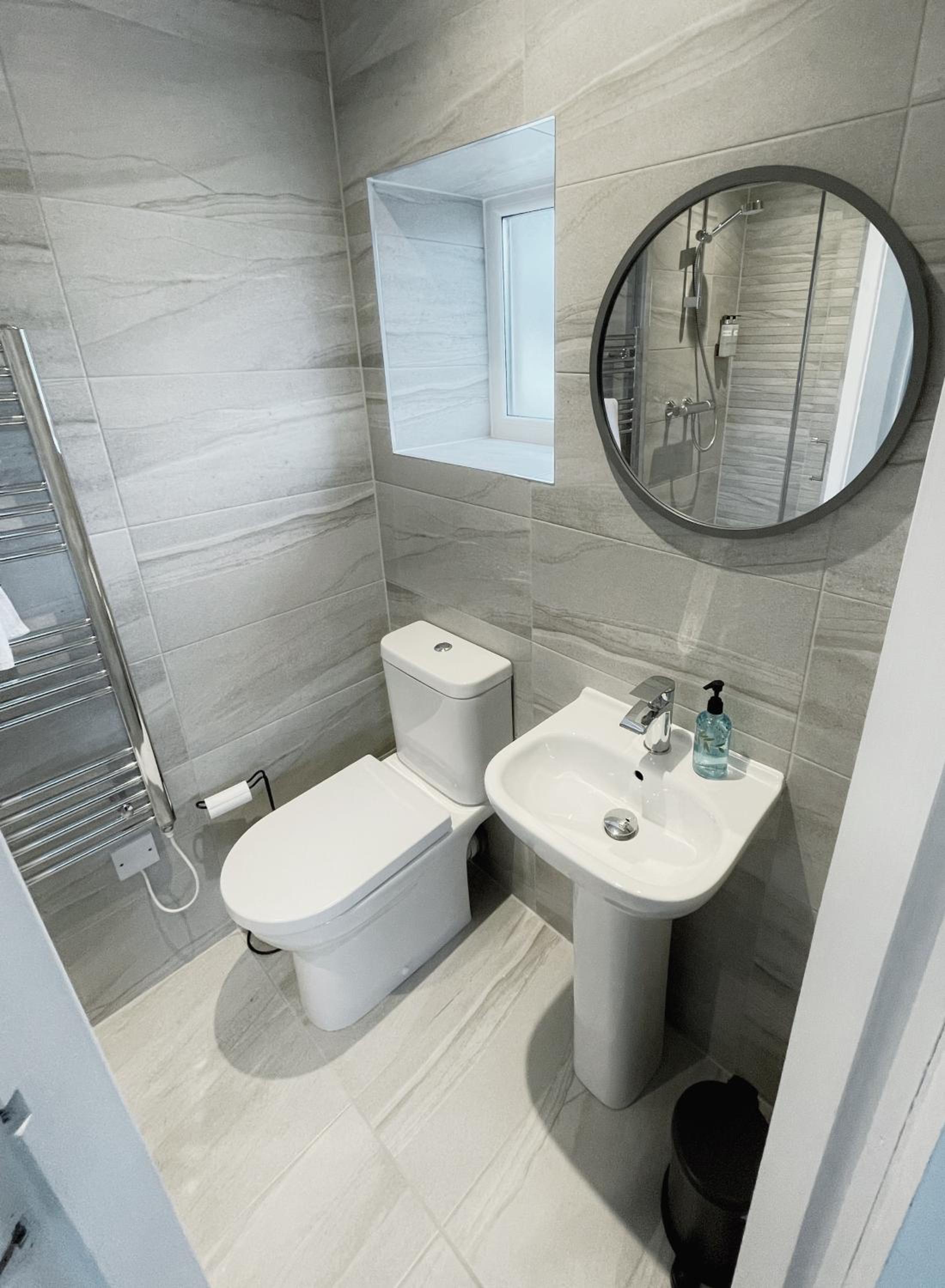 Double or Twin Room with Private Bathroom - Photo 4