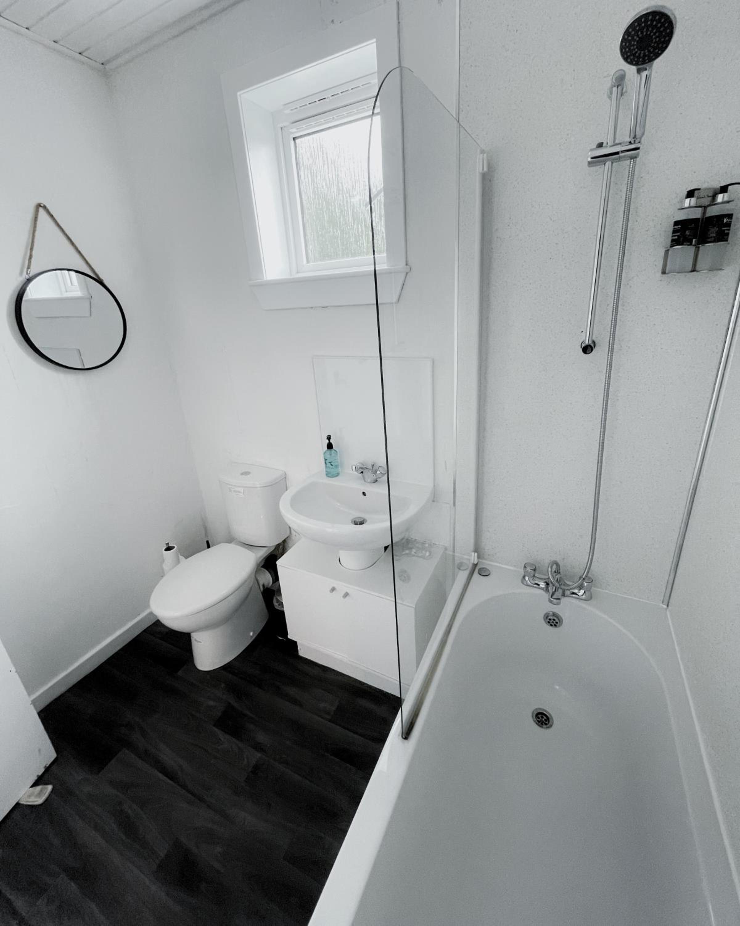 Double or Twin Room with Private Bathroom - Photo 7