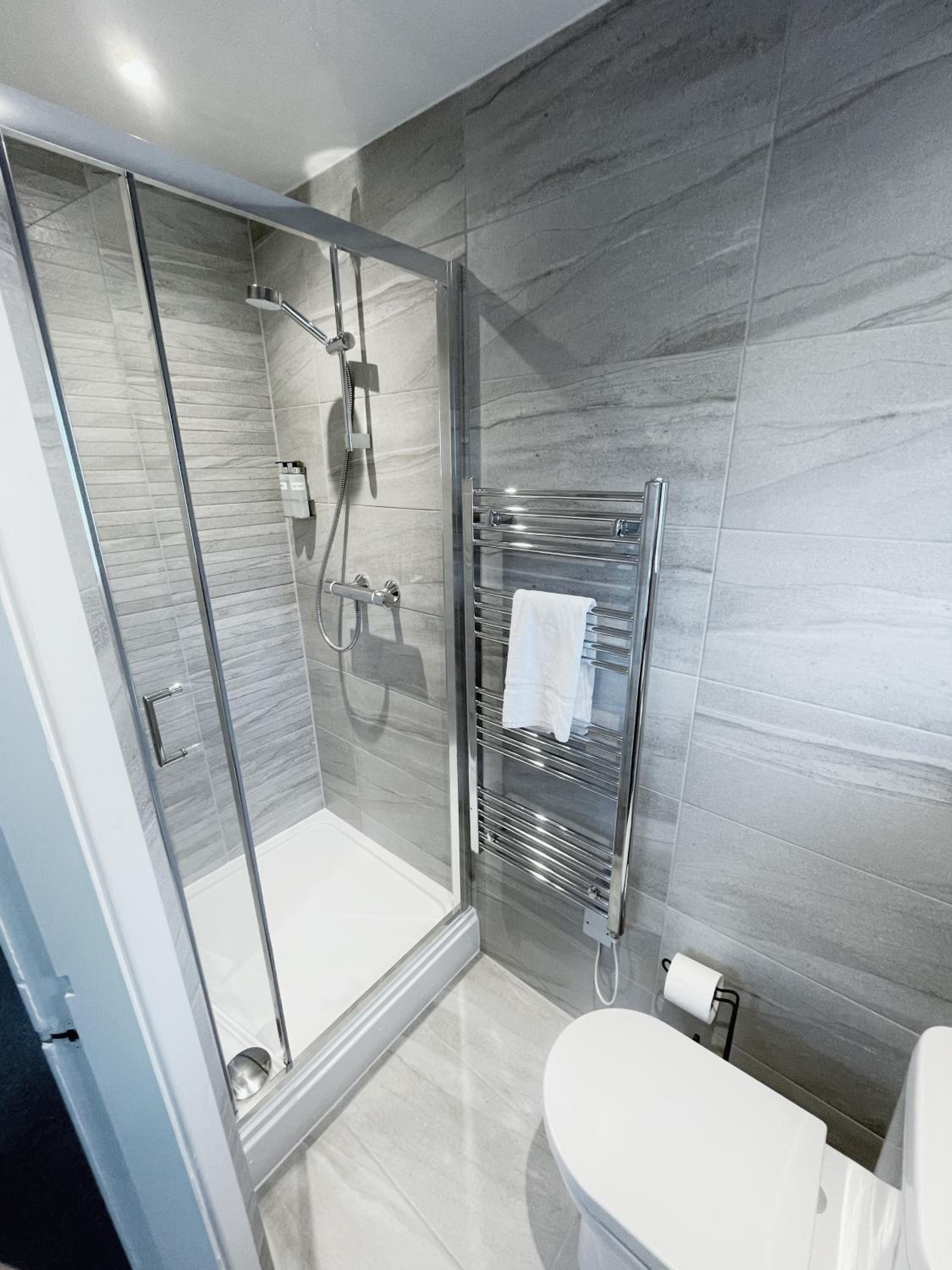 Double or Twin Room with Private Bathroom - Photo 3