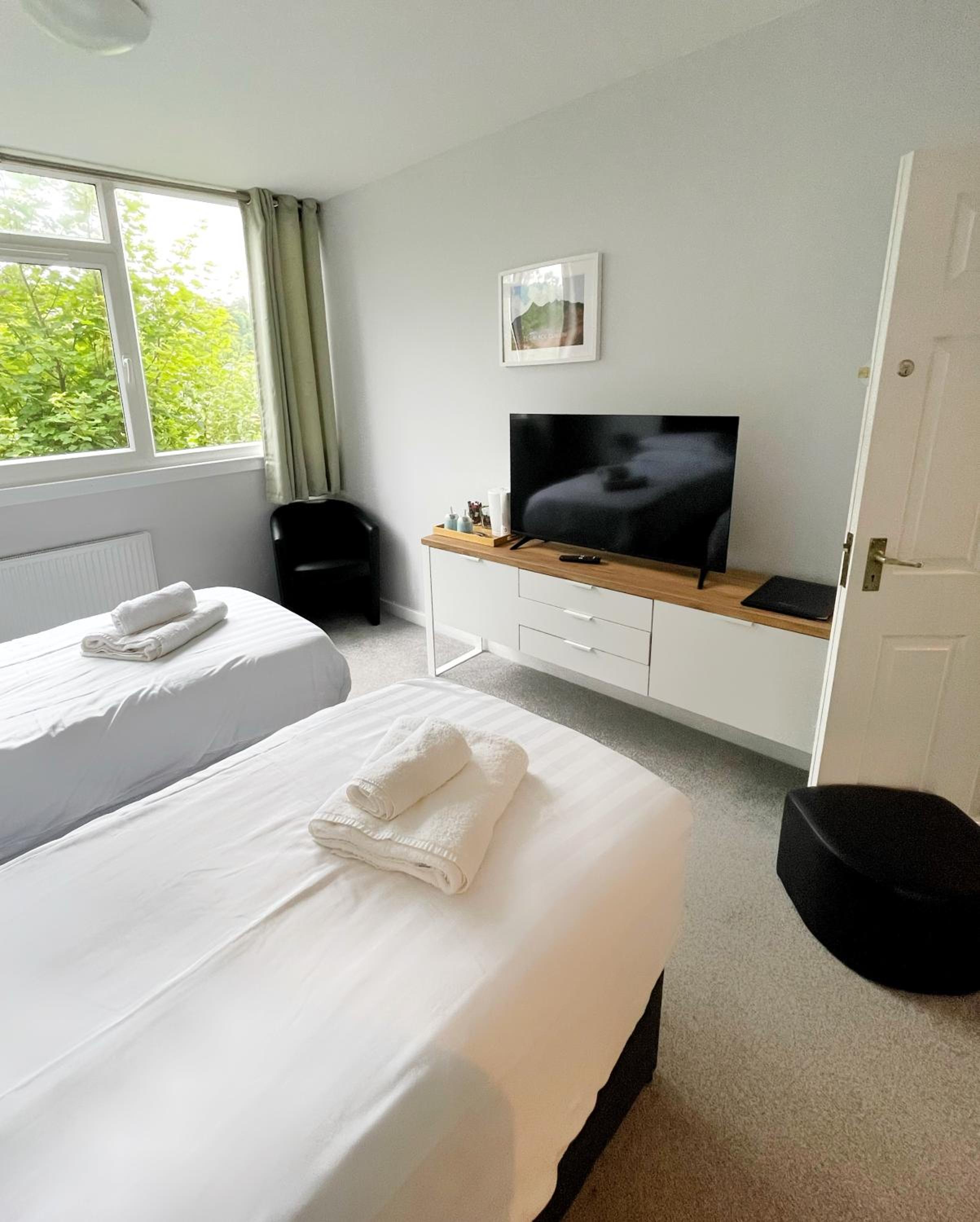 Double or Twin Room with Private Bathroom - Photo 6