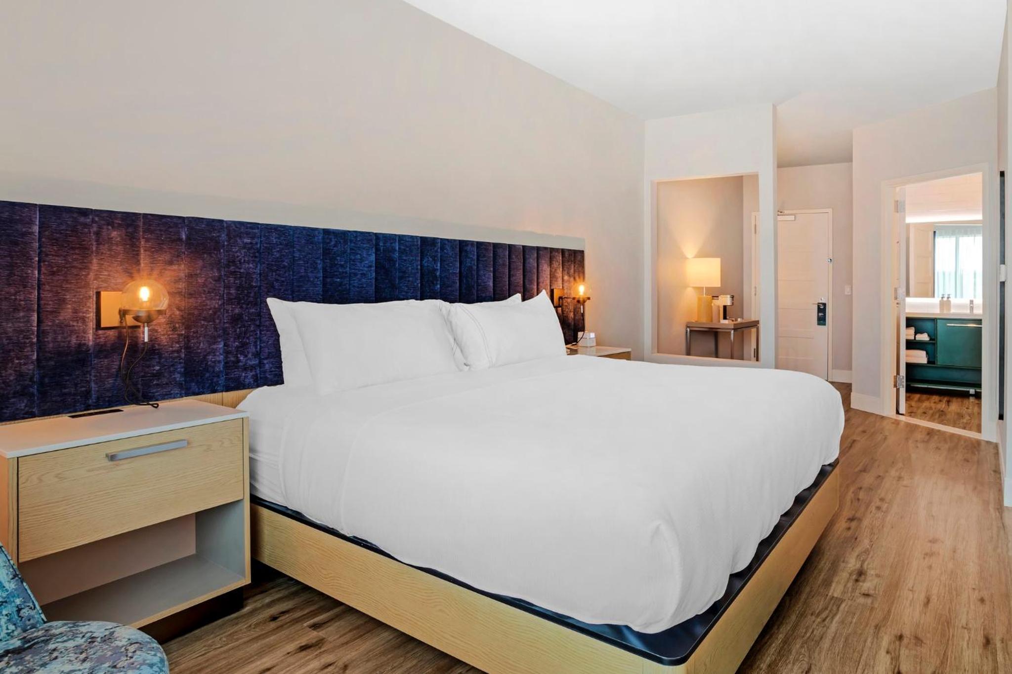 Premium King Room - Communications and Mobility Accessible - Photo 1