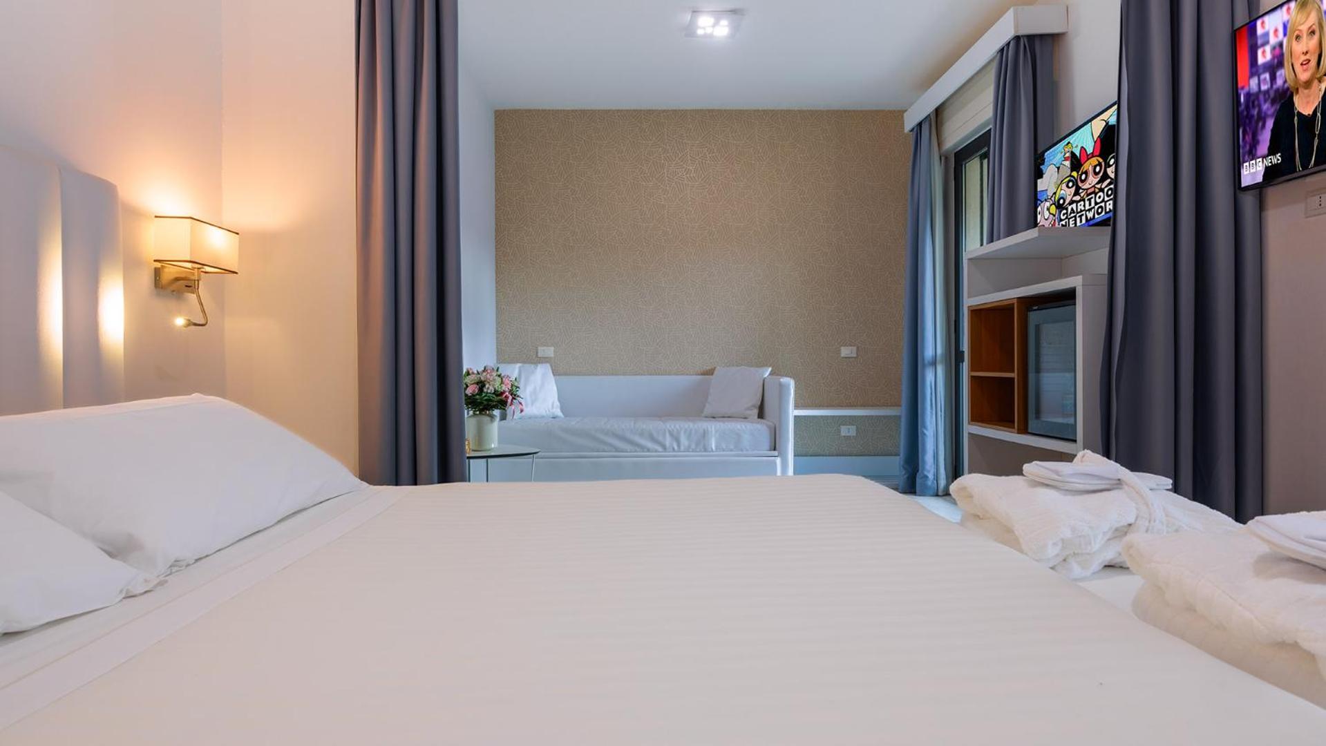 Junior Suite with Balcony - Photo 3