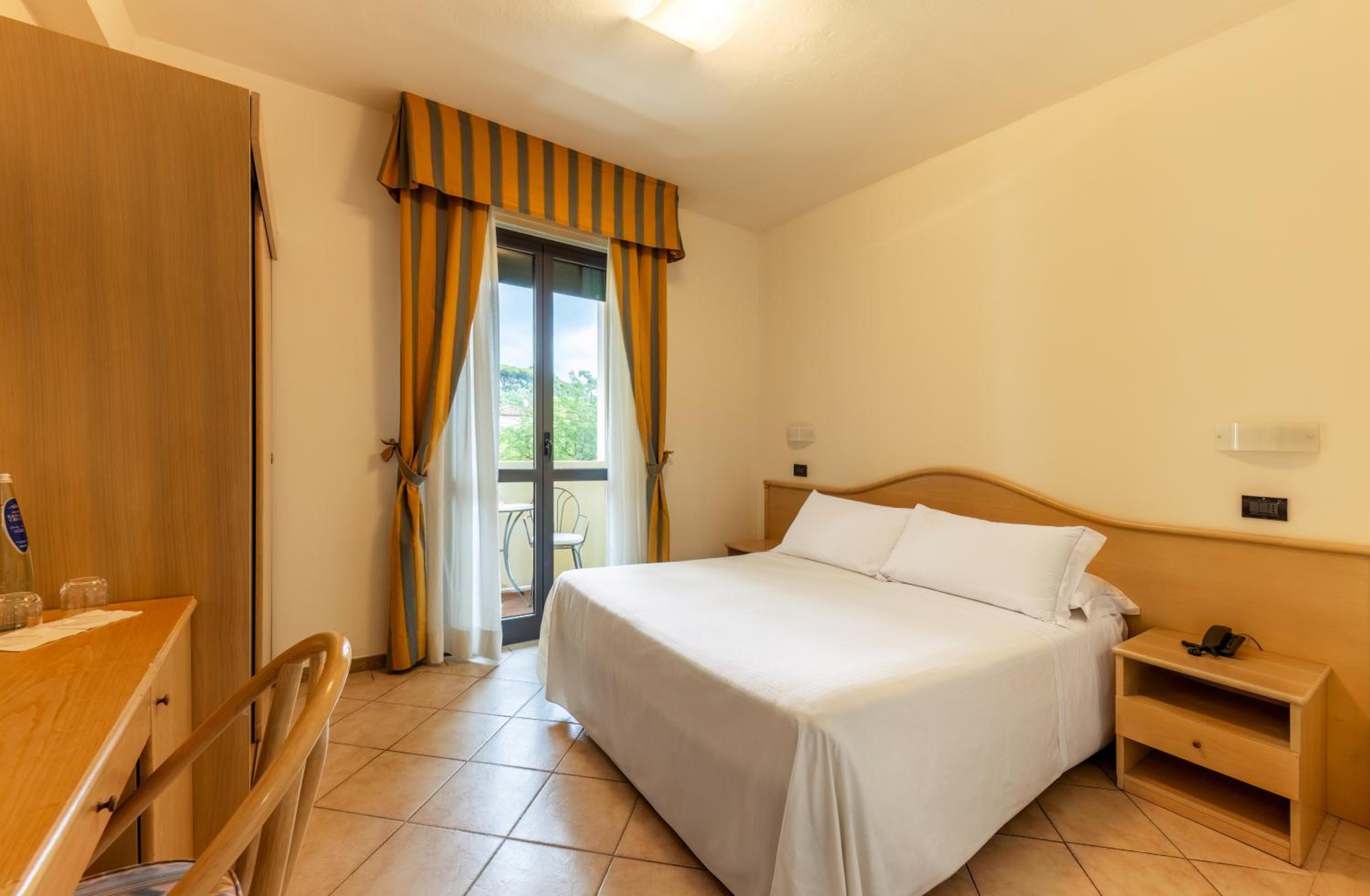Standard Double or Twin Room - Photo 3