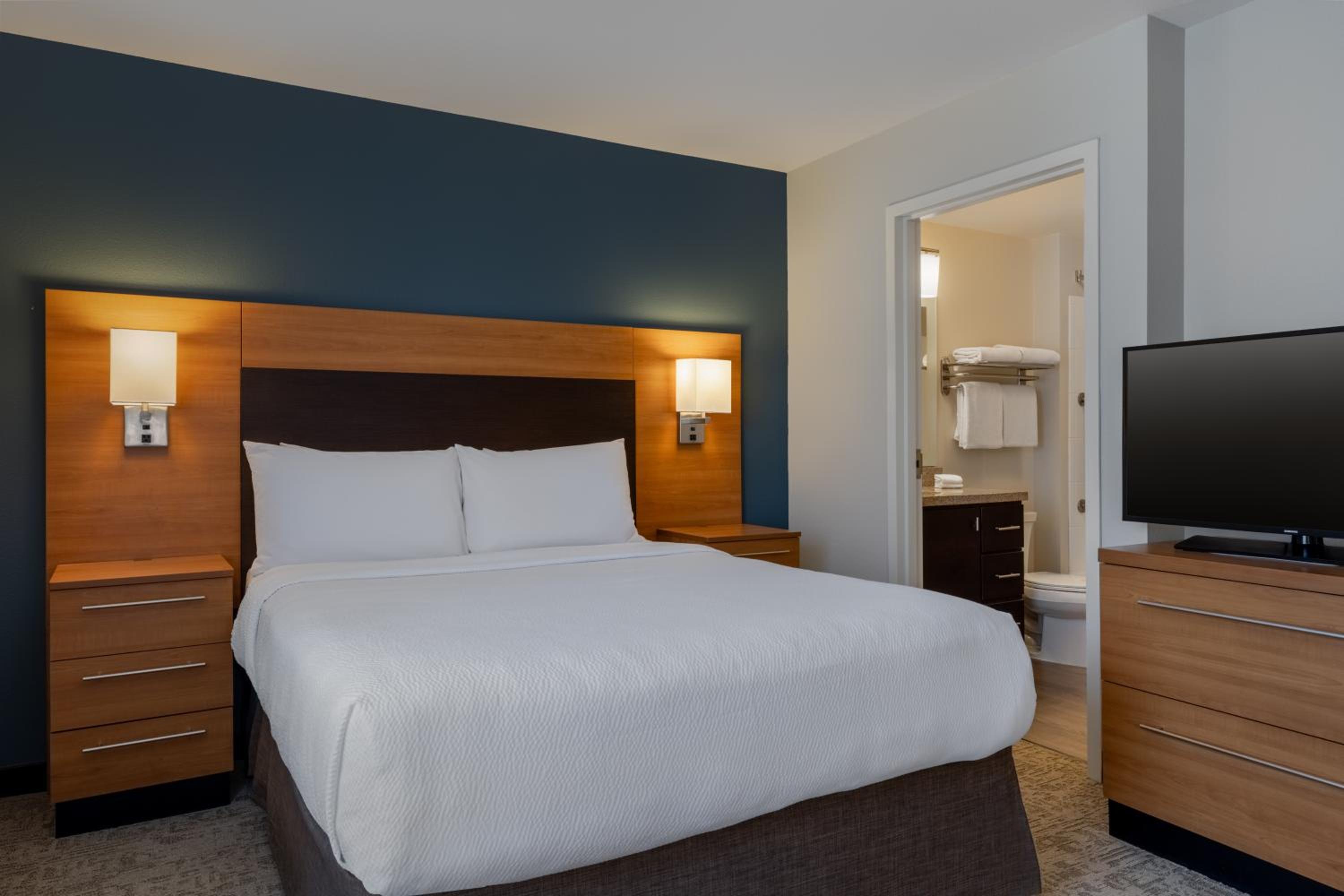 One-Bedroom King Suite photo 1