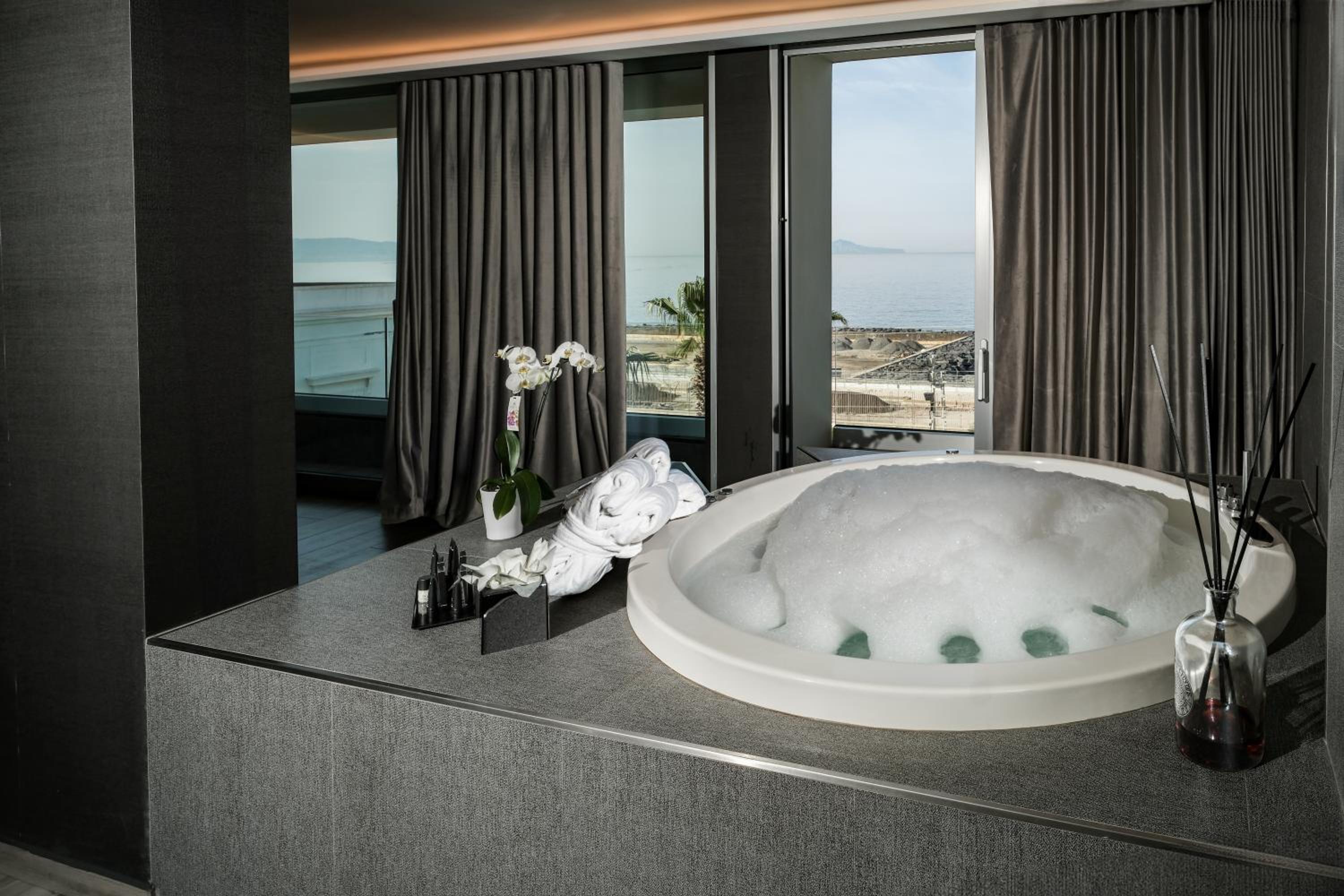 King Suite with Spa Bath and Sea View - Photo 10