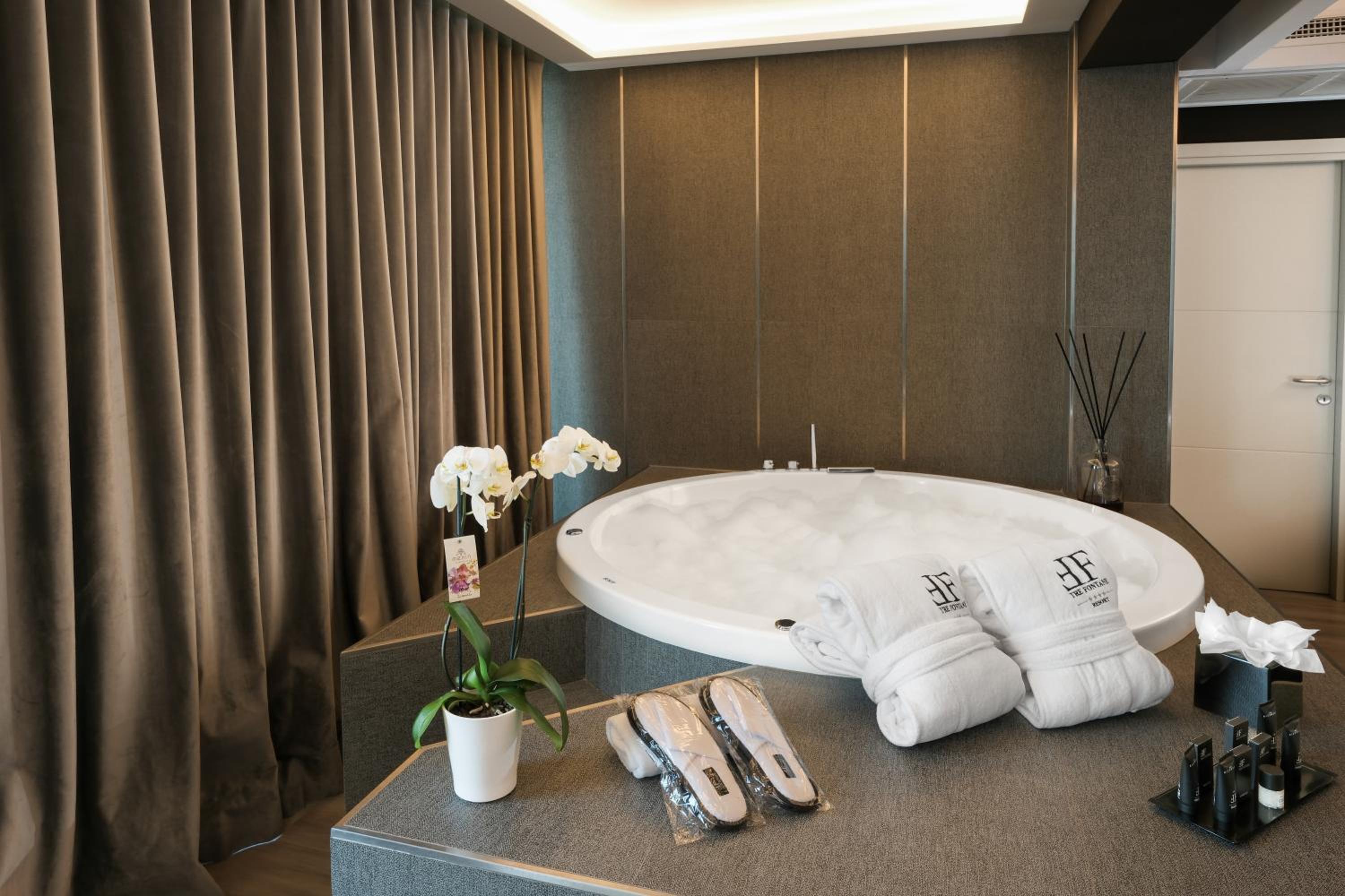 King Suite with Spa Bath and Sea View - Photo 11