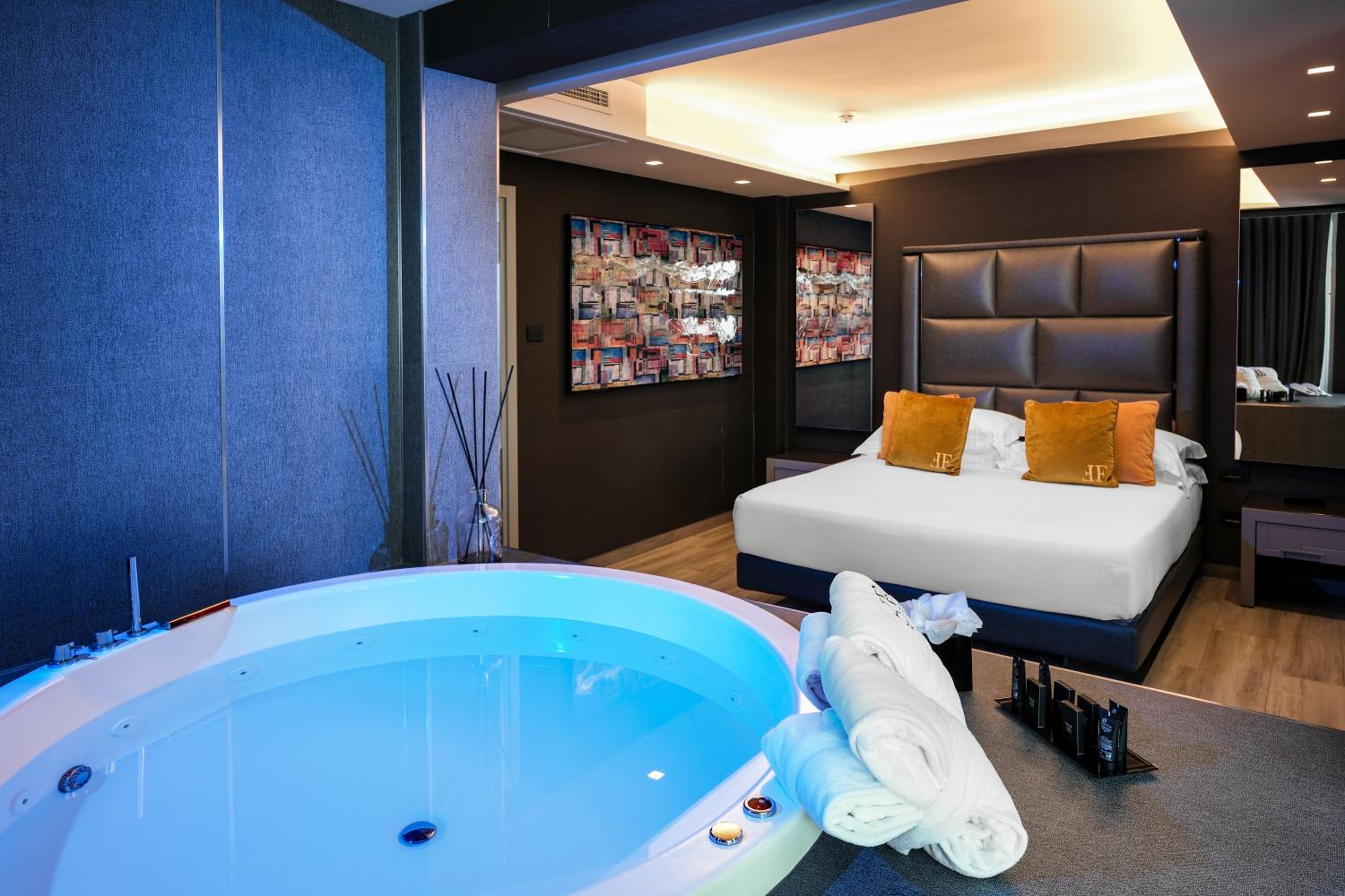 King Suite with Spa Bath and Sea View - Photo 1
