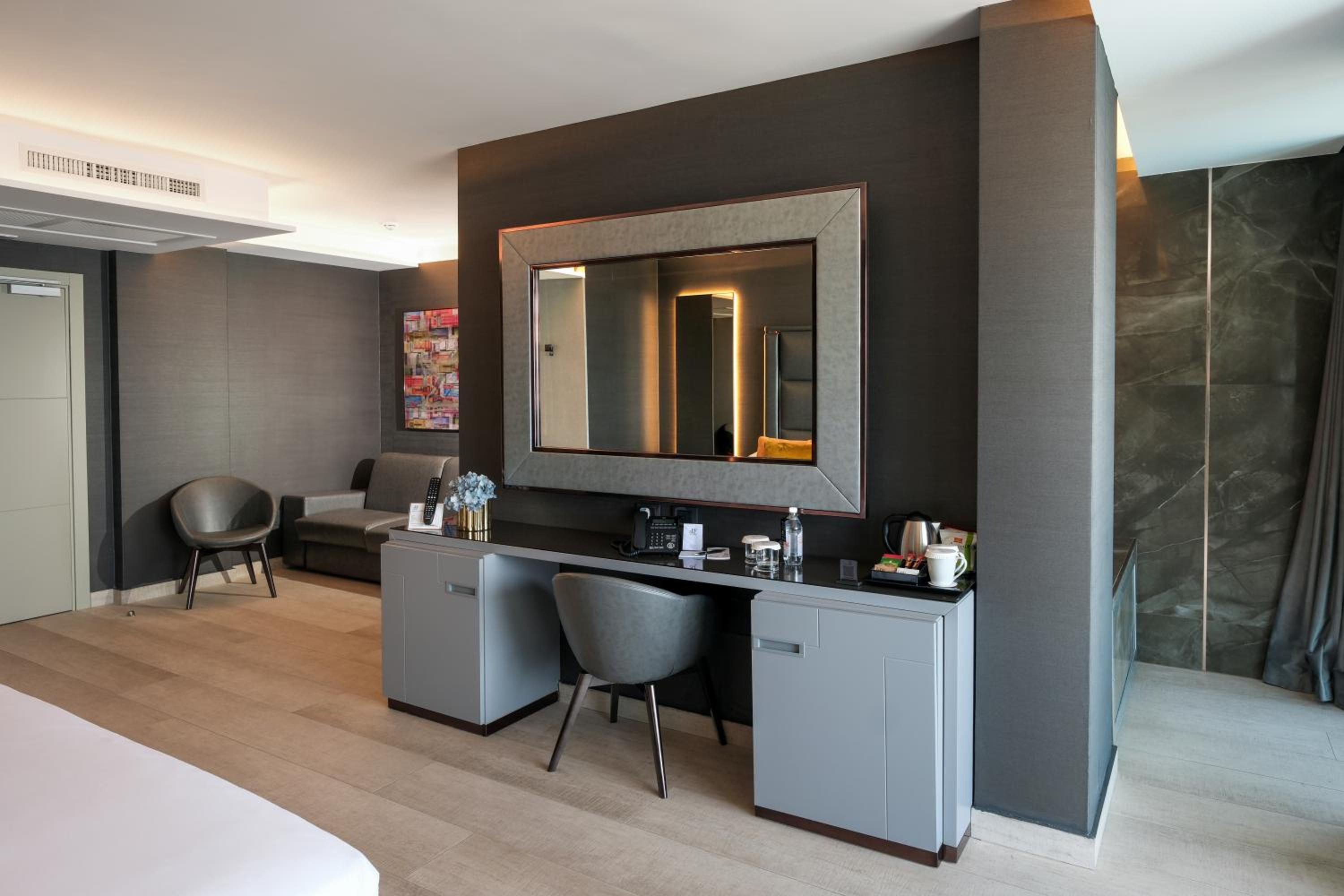 King Suite with Spa Bath and Sea View - Photo 26