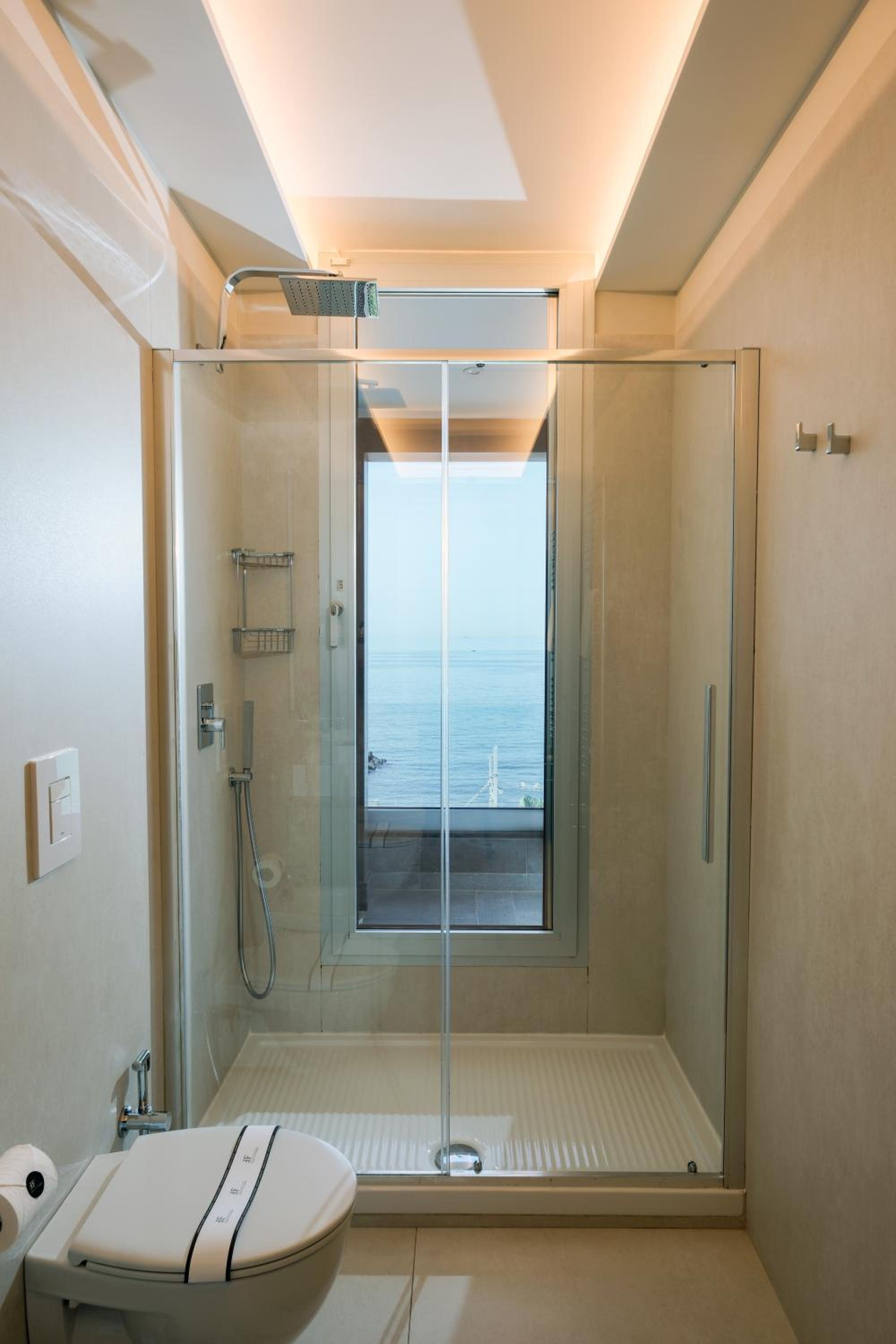 King Suite with Spa Bath and Sea View - Photo 25