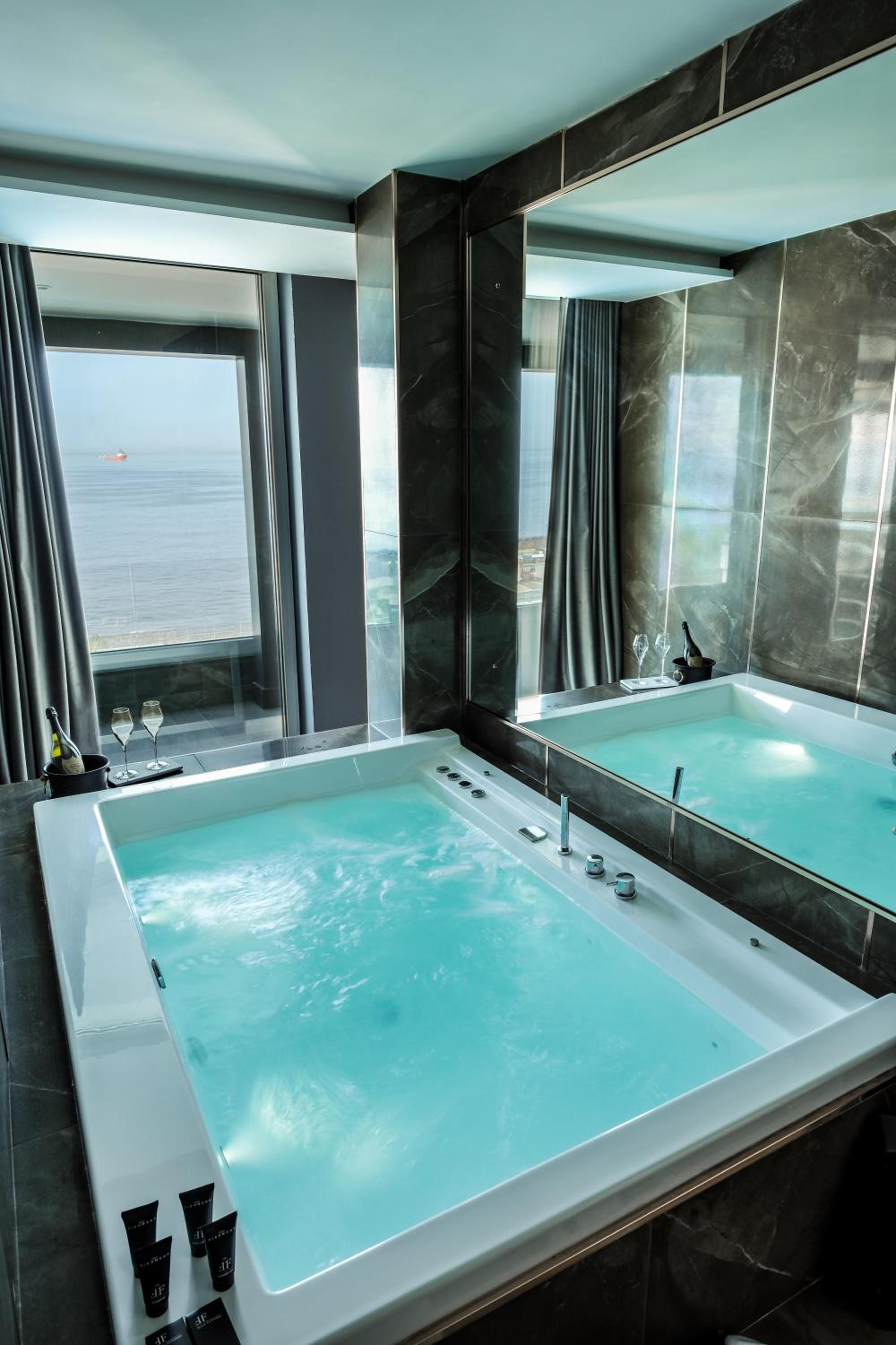 King Suite with Spa Bath and Sea View - Photo 8