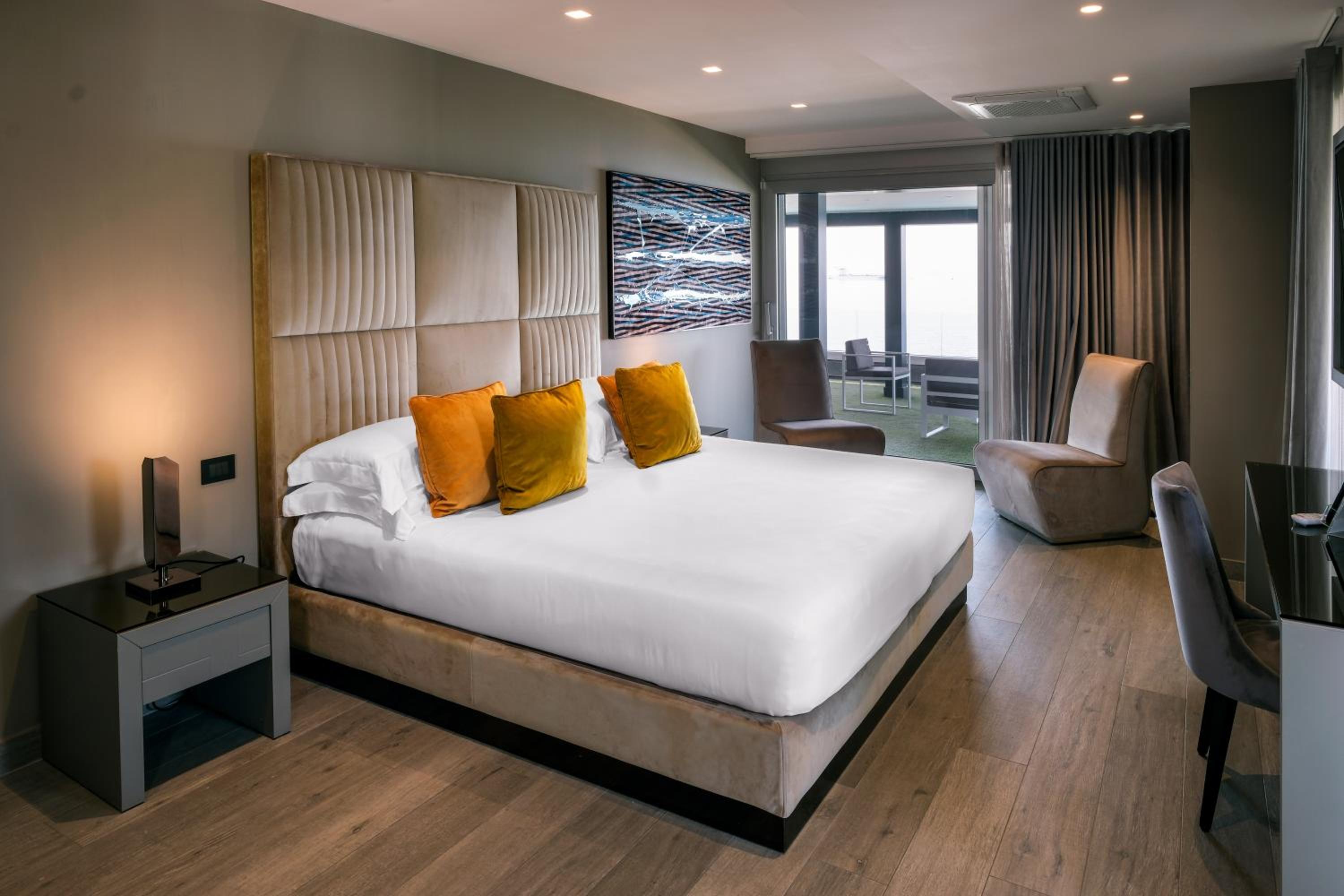 Suite with Private Pool - Photo 10